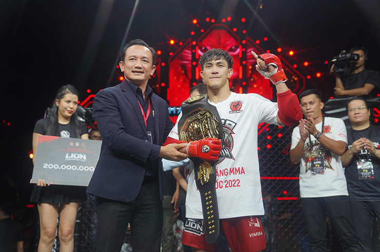 “Độc cô cầu bại” – Duy Nhất lần đầu giành đai MMA chuyên nghiệp