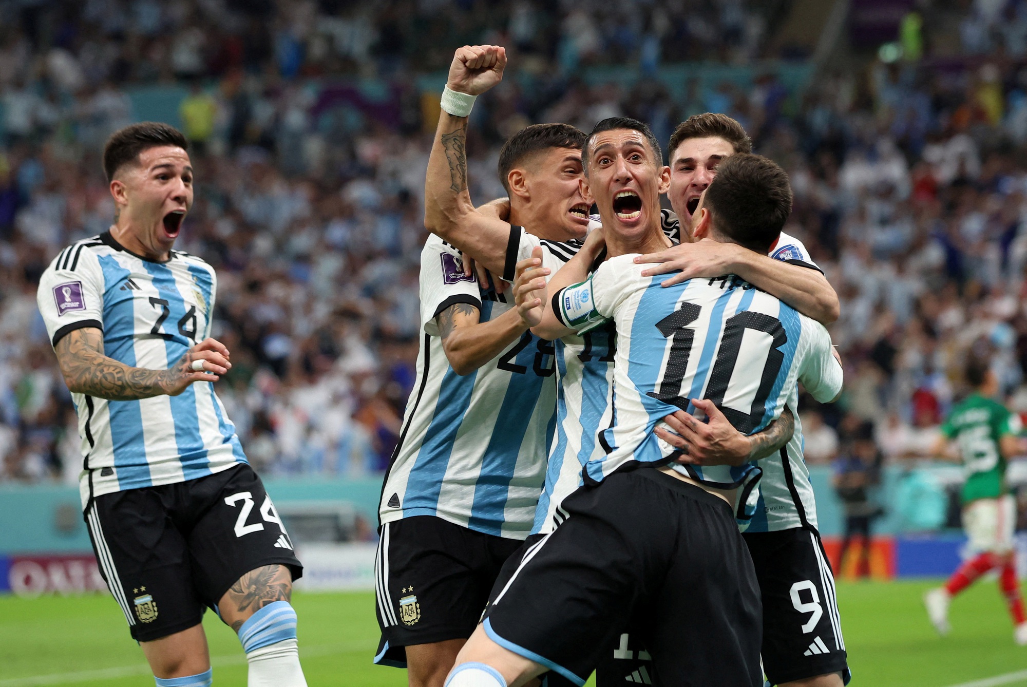 "Mưa kỷ lục" gọi tên Messi, Argentina mơ bước qua vòng bảng