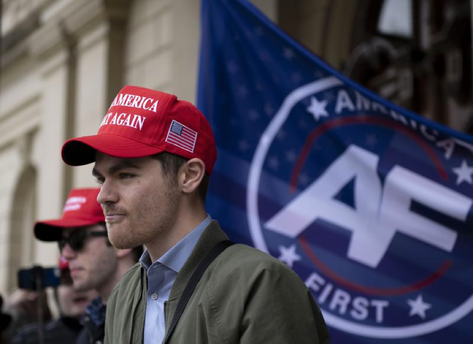 Bữa ăn tối của &ocirc;ng Donald Trump l&agrave;m Nh&agrave; Trắng kh&oacute; chịu - Ảnh 2.