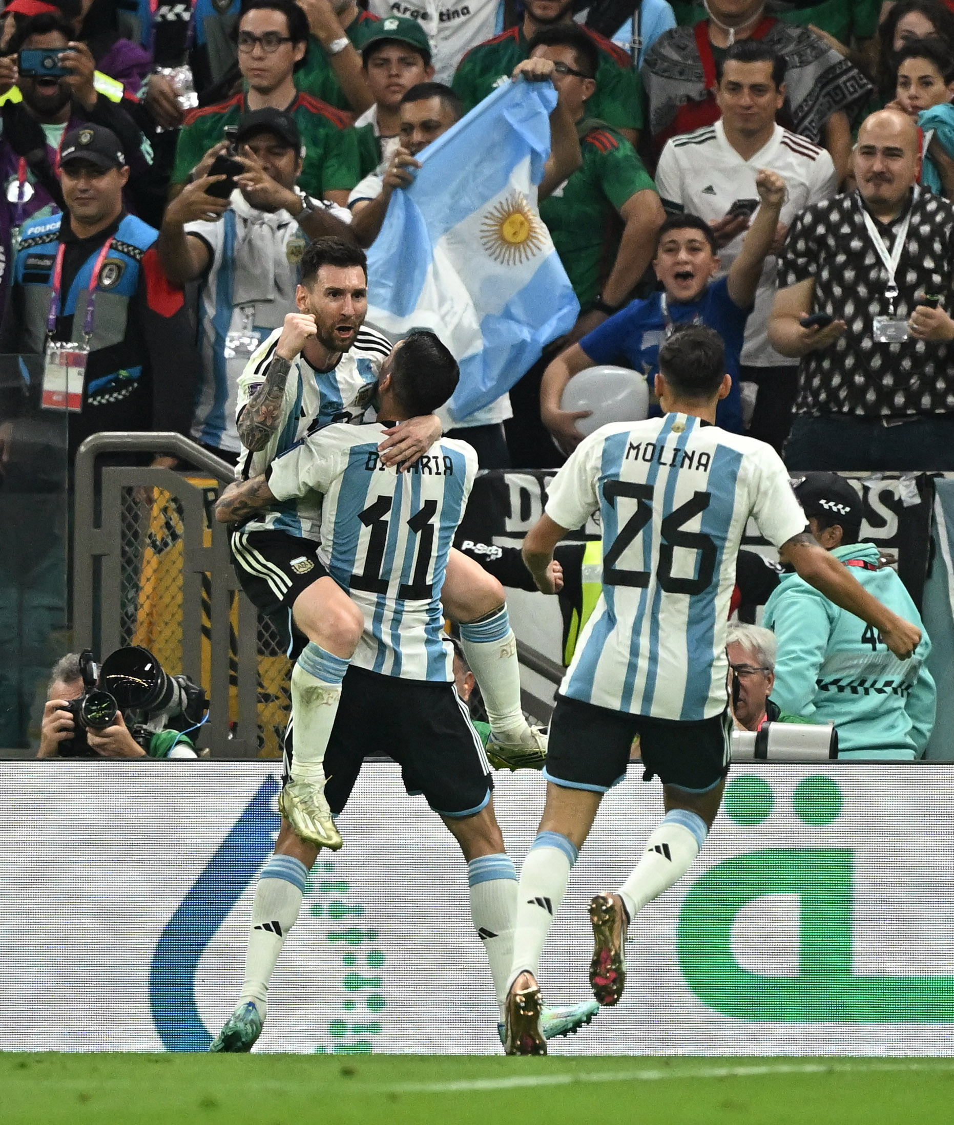 Mưa kỷ lục gọi t&ecirc;n Messi, Argentina mơ bước qua v&ograve;ng bảng - Ảnh 3.