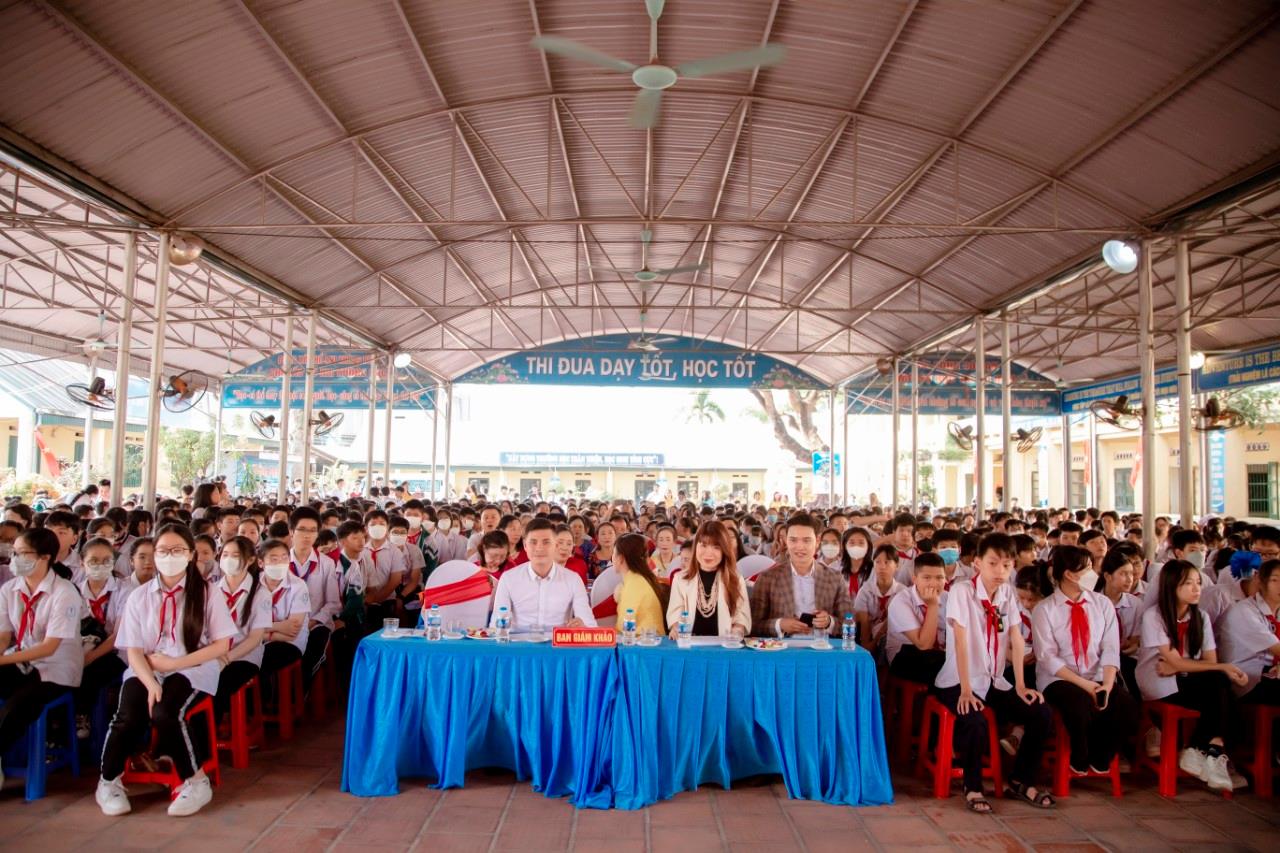 Diễn giả - MC Thi Thảo c&ugrave;ng diễn vi&ecirc;n Ng&ocirc; C&ocirc;ng Tuấn Anh l&agrave;m gi&aacute;m khảo tại Th&aacute;i Nguy&ecirc;n - Ảnh 1.