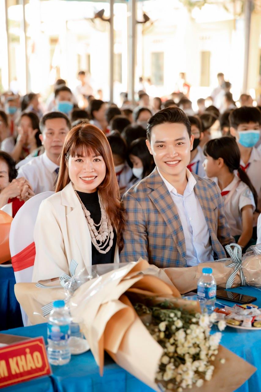 Diễn giả - MC Thi Thảo c&ugrave;ng diễn vi&ecirc;n Ng&ocirc; C&ocirc;ng Tuấn Anh l&agrave;m gi&aacute;m khảo tại Th&aacute;i Nguy&ecirc;n - Ảnh 4.