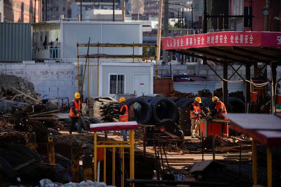 Trung Quốc: COVID-19 tiếp tục căng, kinh tế gặp khó