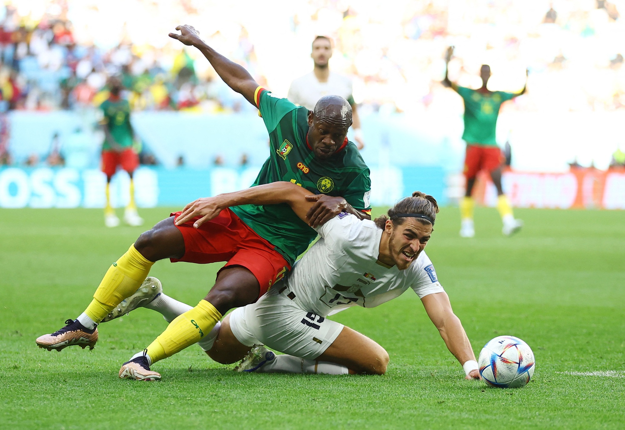 "Mưa" bàn thắng mãn nhãn trong trận hòa giữa Cameroon và Serbia