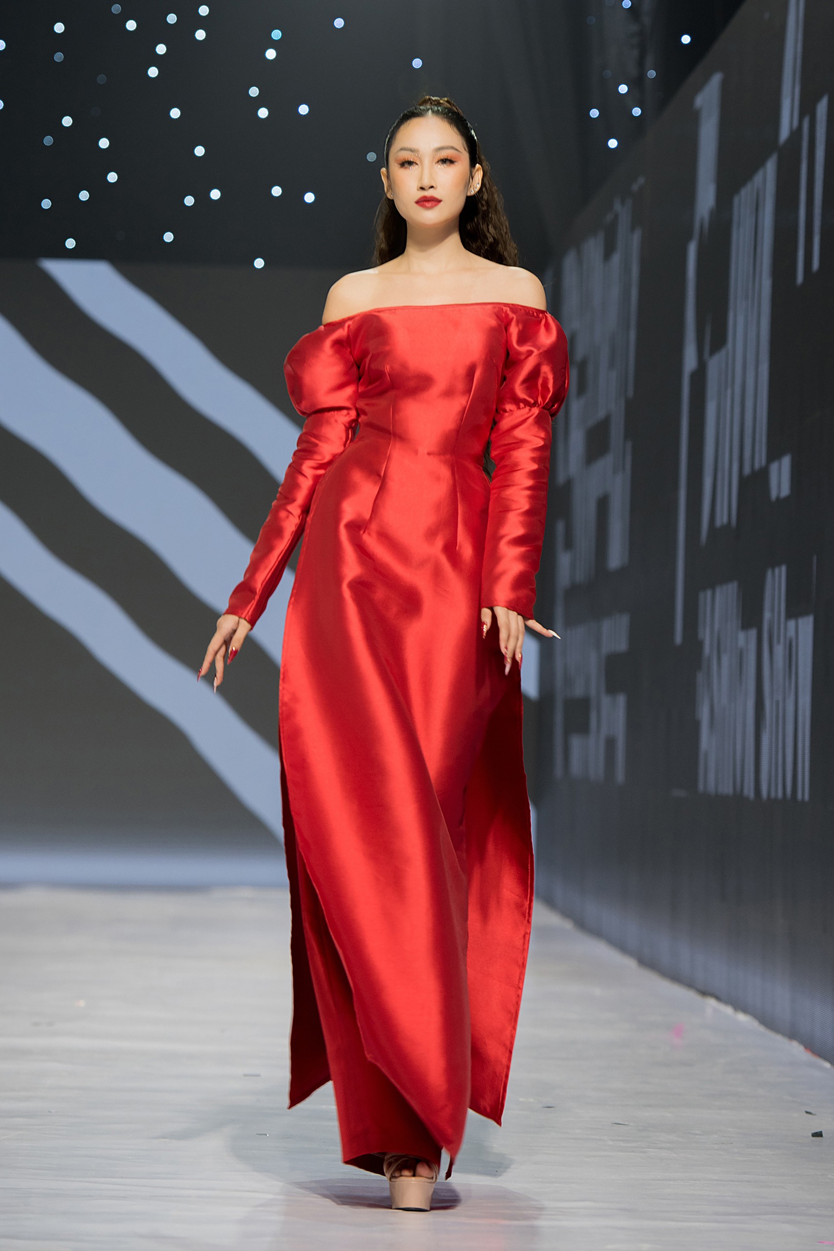 Hoa hậu Đo&agrave;n Hồng Trang tại B&uacute;p B&ecirc; show 2 của NTK Phương Hồ - Ảnh 4.