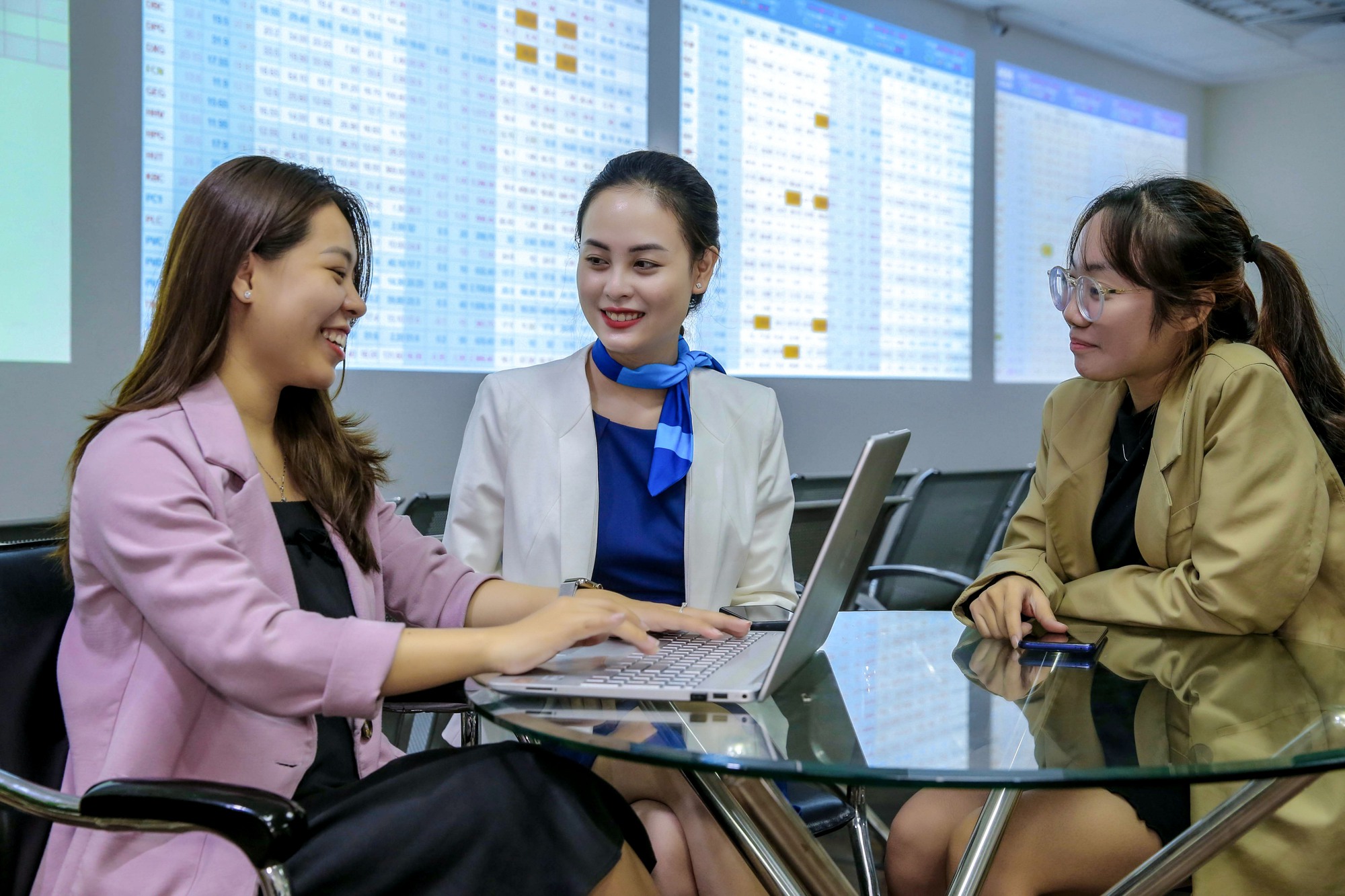 Cổ phiếu hôm nay 28-11: VN-Index trở lại mốc 1.000 điểm, hơn 500 mã tăng giá