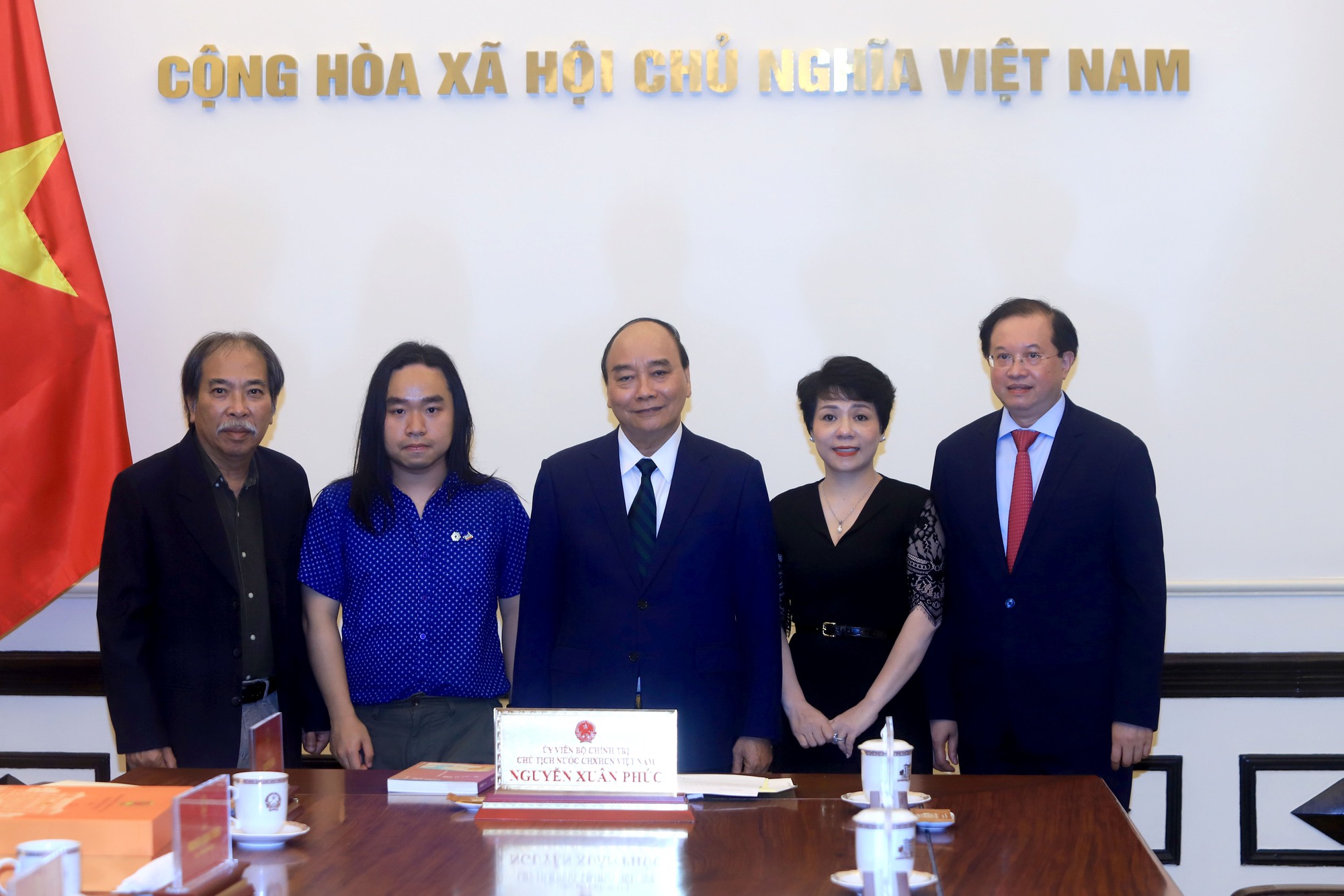 Chủ tịch nước gặp mặt tài năng trẻ dịch Truyện Kiều ra tiếng Anh - Ảnh 2.