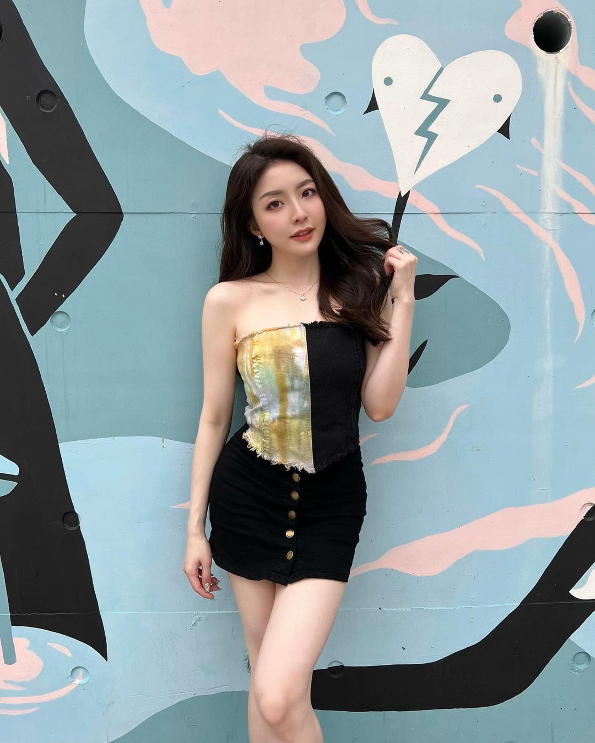 7 người đẹp Hồng K&ocirc;ng bị bắt với c&aacute;o buộc quảng b&aacute; trang cờ bạc - Ảnh 1.