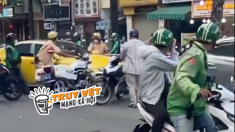 CLIP: Ôtô tông ngã môtô CSGT rồi bỏ chạy