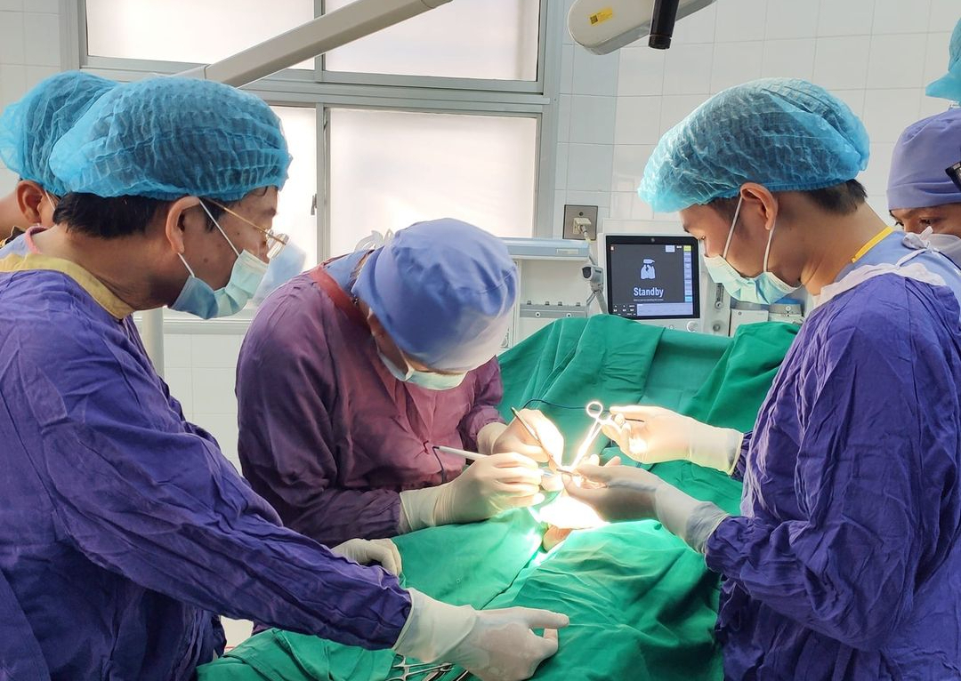 Bị nát tinh hoàn, dập chân phải khi cưa thùng phuy trước đó đựng xăng dầu