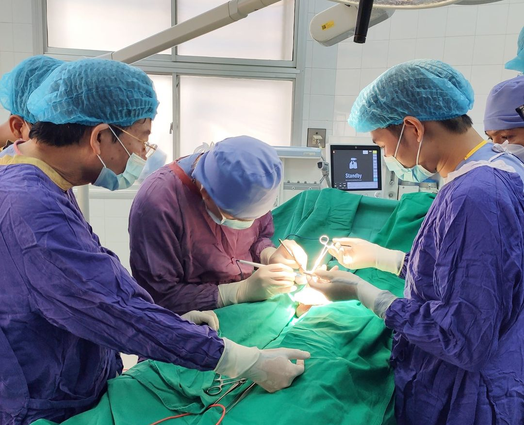 Bị n&aacute;t tinh ho&agrave;n, cắt đ&ugrave;i phải, sau khi cưa th&ugrave;ng phuy chứa xăng dầu - Ảnh 1.
