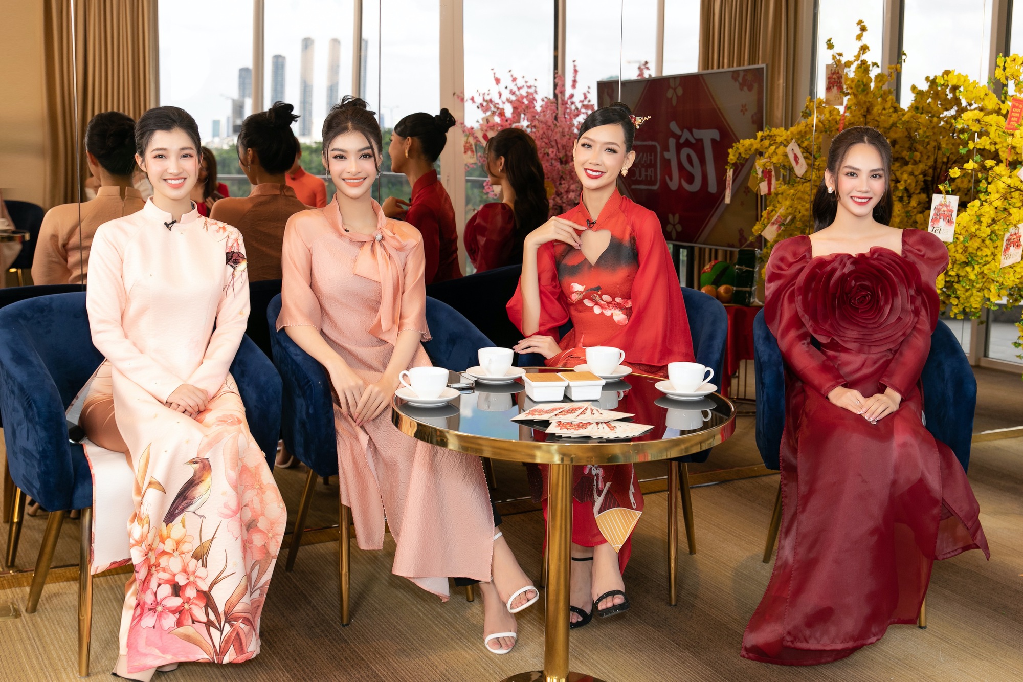 Dàn người đẹp quyên góp 7 tỉ đồng làm thiện nguyện mùa Tết - Ảnh 1.