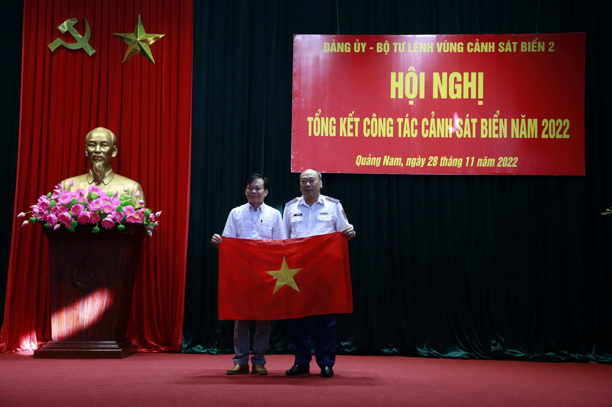Trao 1.000 lá cờ Tổ quốc cho ngư dân tỉnh Quảng Nam - Ảnh 1.