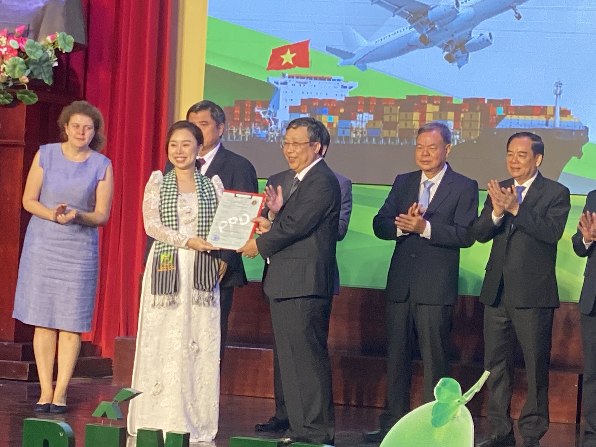 Bến Tre xuất khẩu l&ocirc; bưởi da xanh đầu ti&ecirc;n sang Hoa Kỳ - Ảnh 1.
