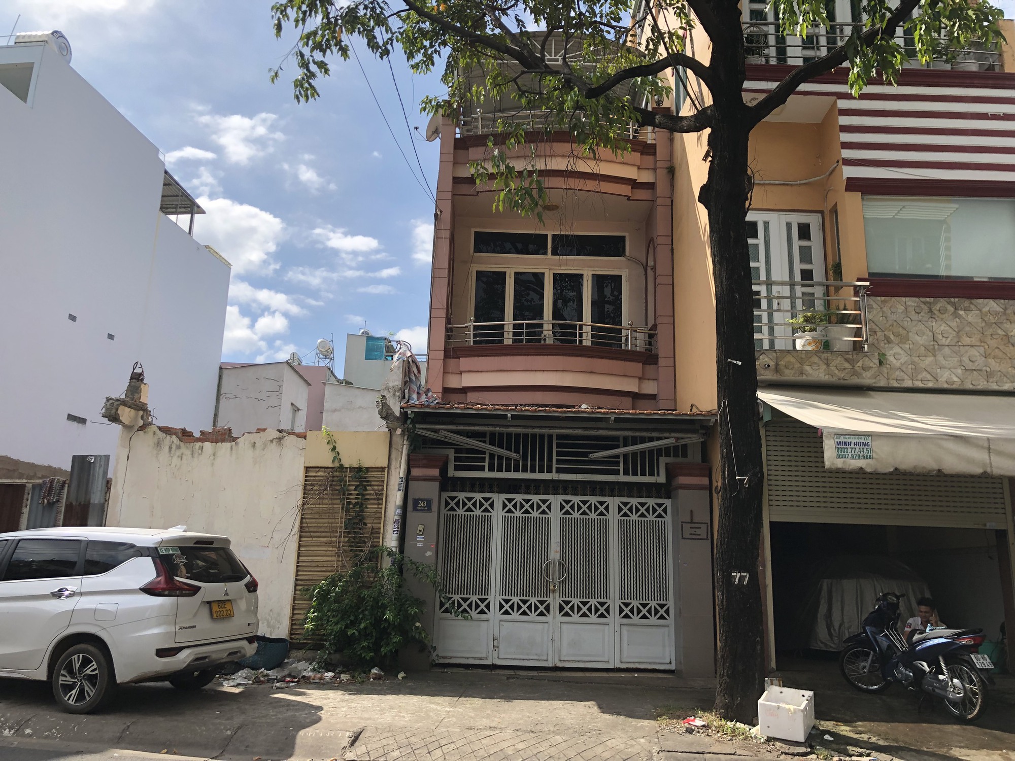 TP HCM: Khống chế người đàn ông bỏng chân, ôm bình xăng cố thủ trong nhà