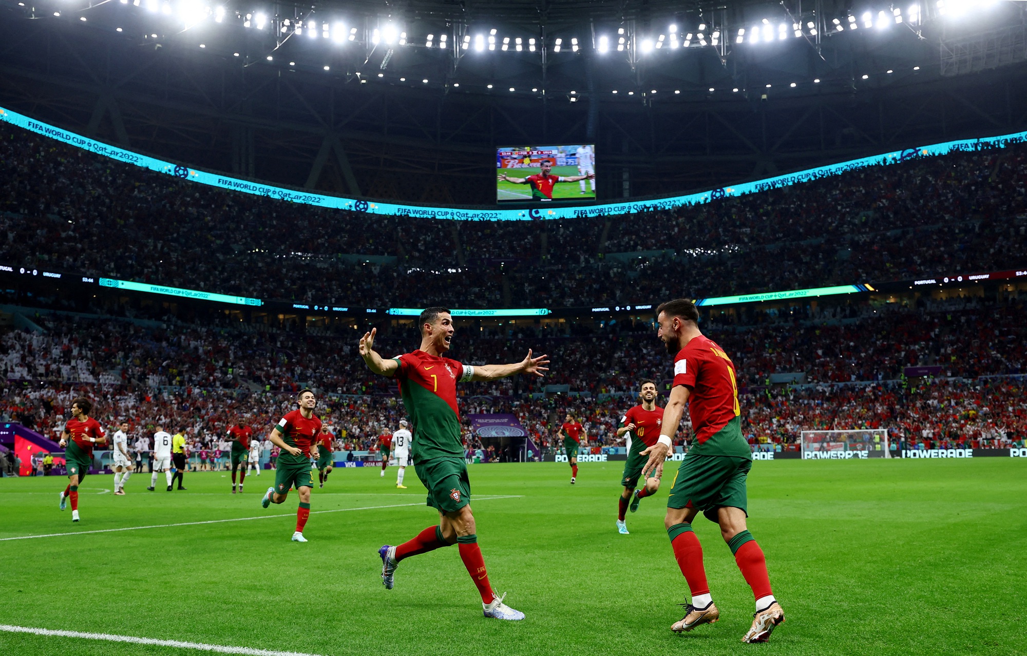 Sao Man United lập c&uacute; đ&uacute;p, Bồ Đ&agrave;o Nha vượt qua v&ograve;ng bảng - Ảnh 11.