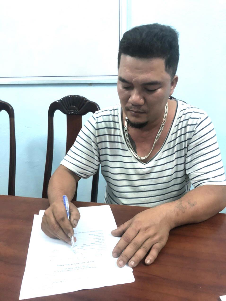 Quảng Nam: Nhậu xỉn, v&aacute;c rựa qua ch&eacute;m h&agrave;ng x&oacute;m nguy kịch - Ảnh 1.