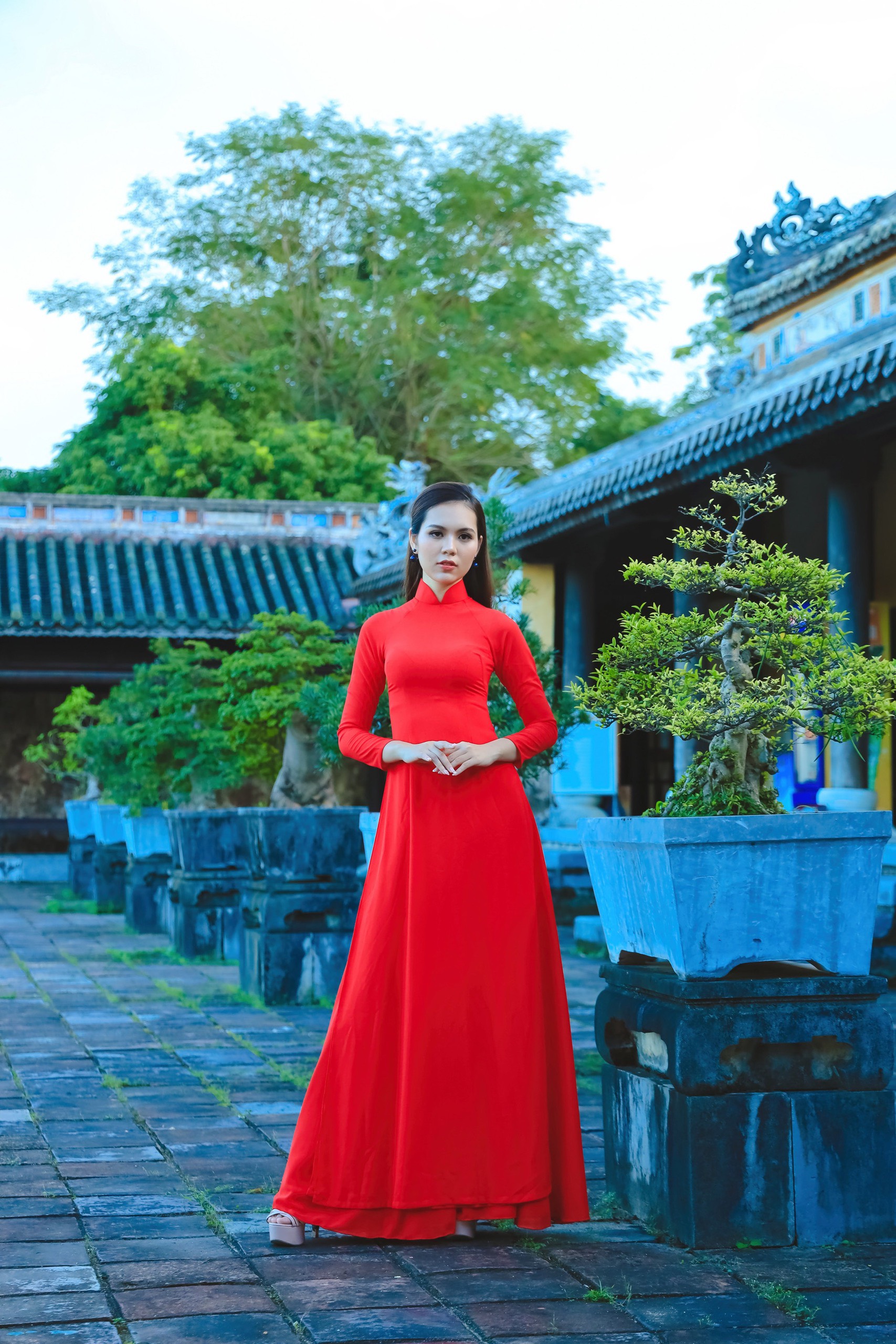 Hoa hậu Lương Kỳ Duyên diện áo dài dịu dàng trong Đại nội Huế - Ảnh 2.