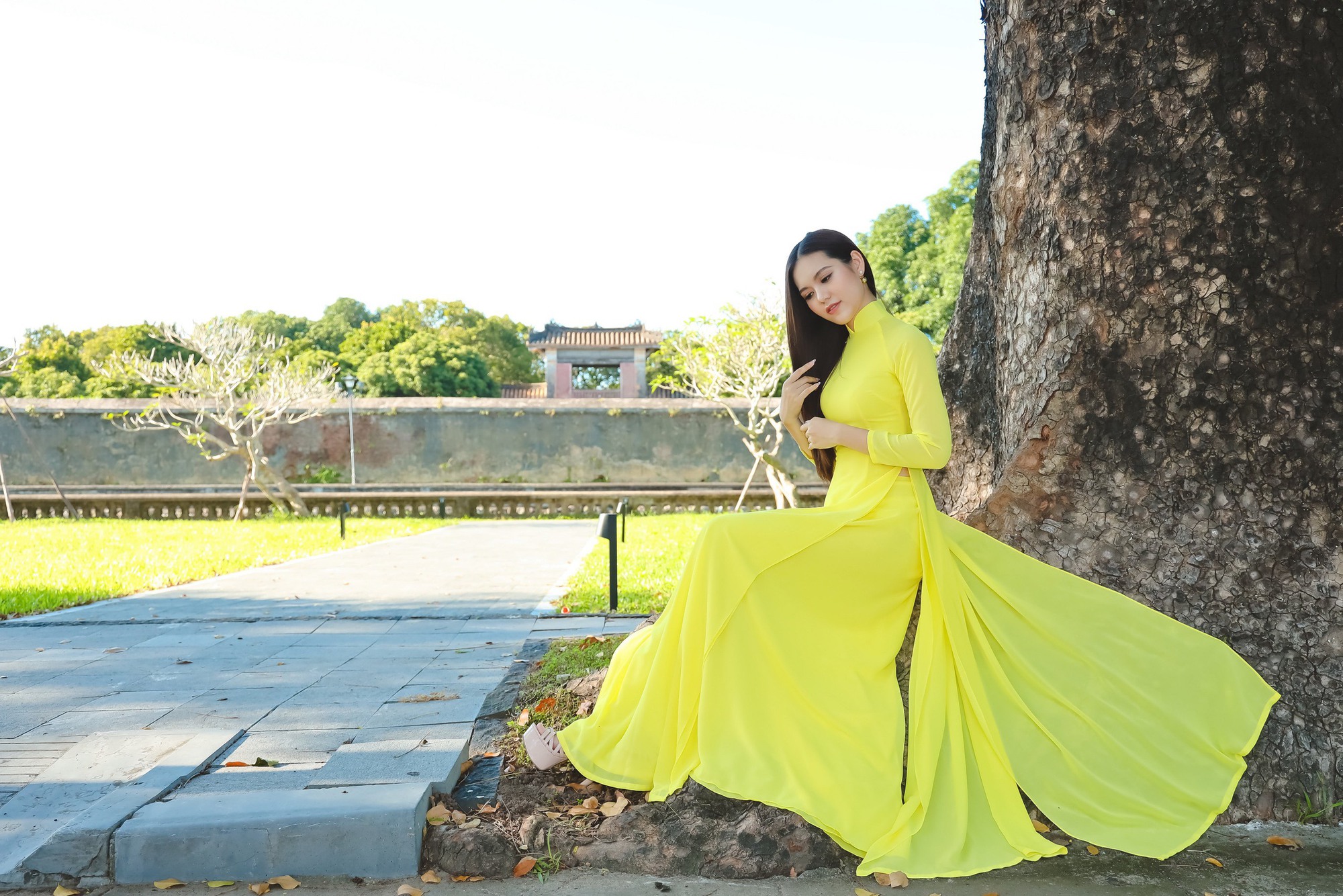 Hoa hậu Lương Kỳ Duyên diện áo dài dịu dàng trong Đại nội Huế