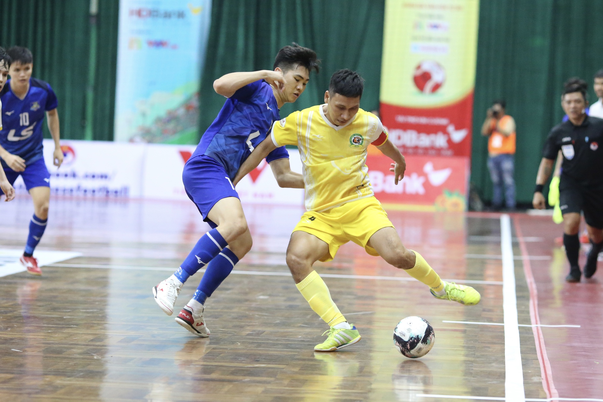 CLB Th&aacute;i Sơn Nam tiếp tục trở th&agrave;nh cựu vương giải futsal quốc nội - Ảnh 3.