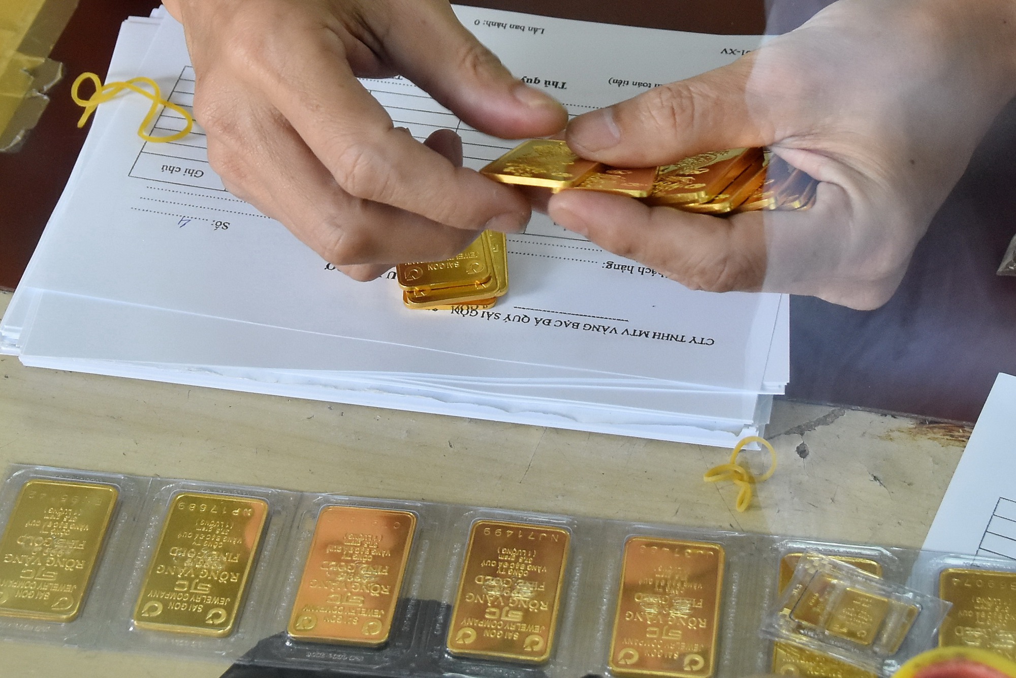 Giá vàng hôm nay 30-11: Giao dịch vàng và USD đều trầm lắng