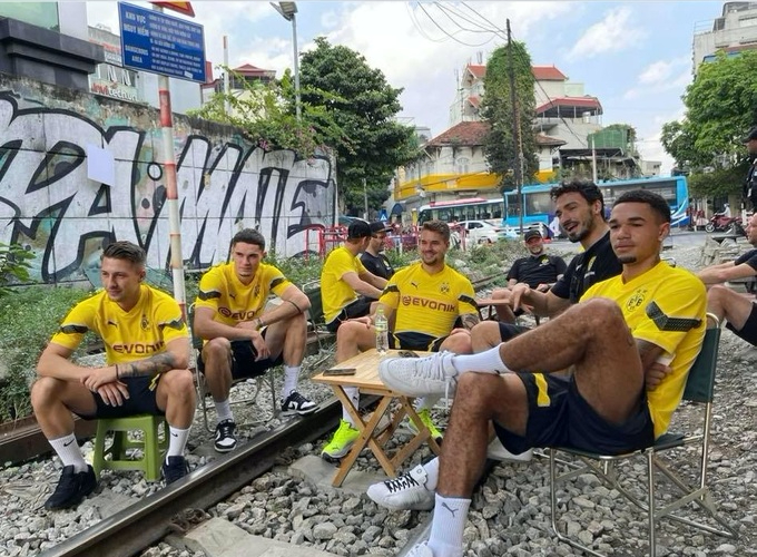 X&ocirc;n xao h&igrave;nh ảnh nhiều cầu thủ Dortmund ngồi 