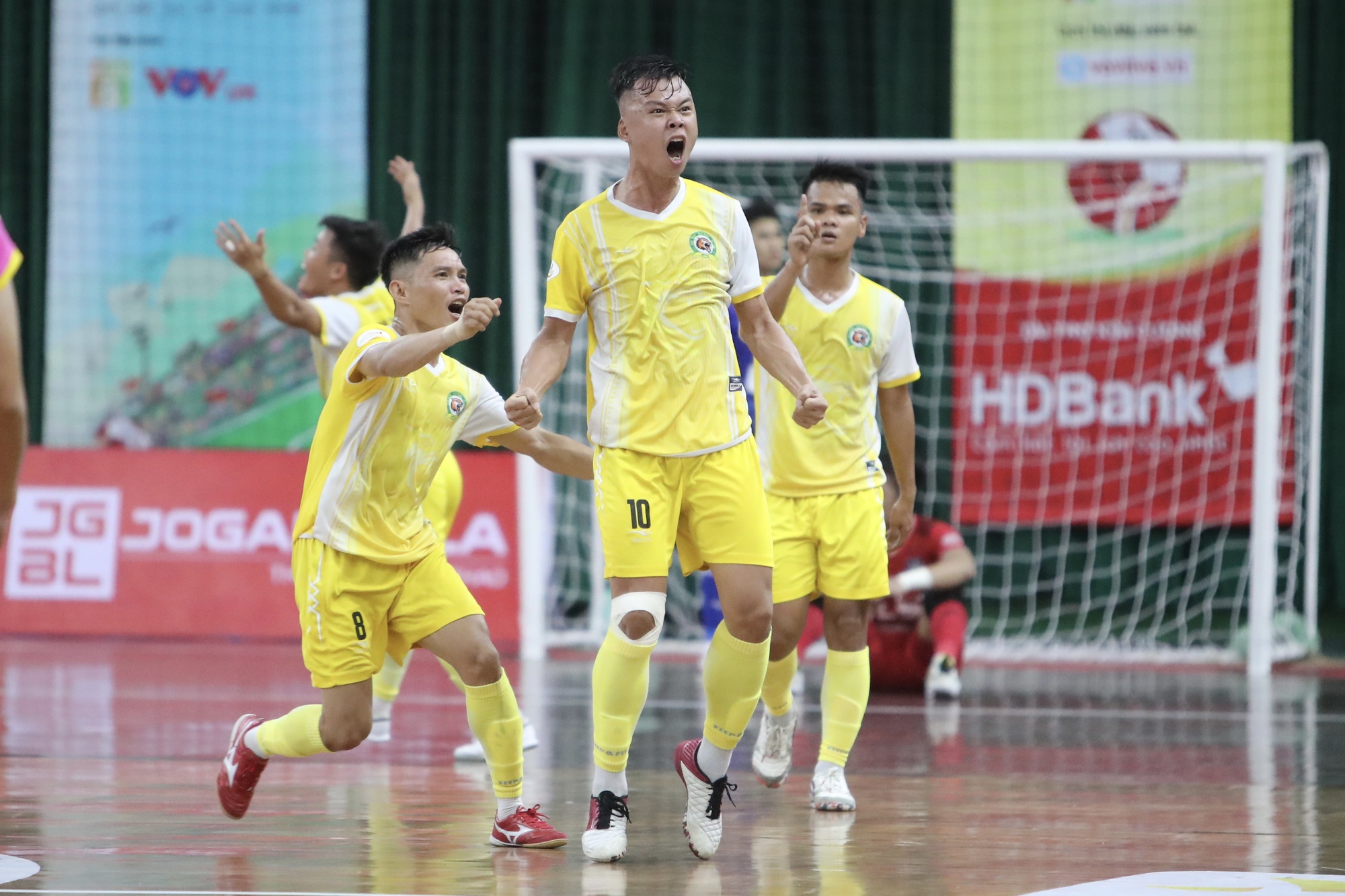 CLB Th&aacute;i Sơn Nam tiếp tục trở th&agrave;nh cựu vương giải futsal quốc nội - Ảnh 6.
