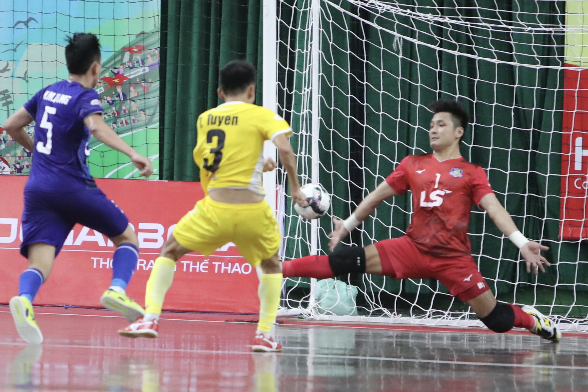 CLB Th&aacute;i Sơn Nam tiếp tục trở th&agrave;nh cựu vương giải futsal quốc nội - Ảnh 4.