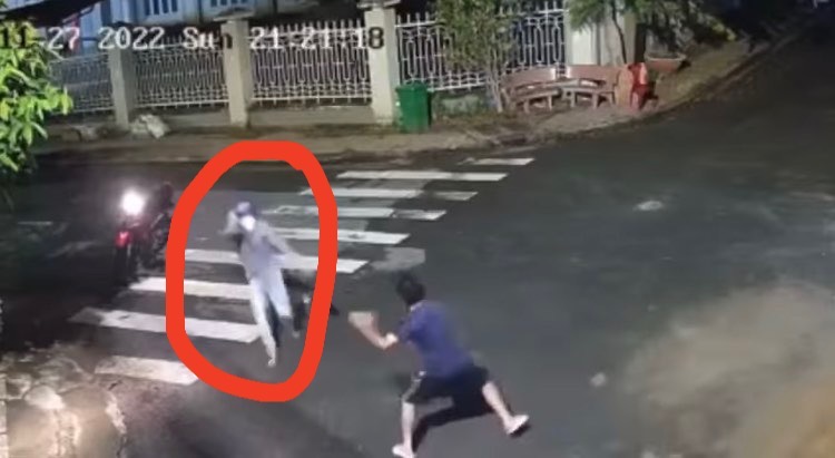 CLIP: Người phụ nữ bị tên cướp dùng dao cứa cổ trên đường phố Biên Hòa