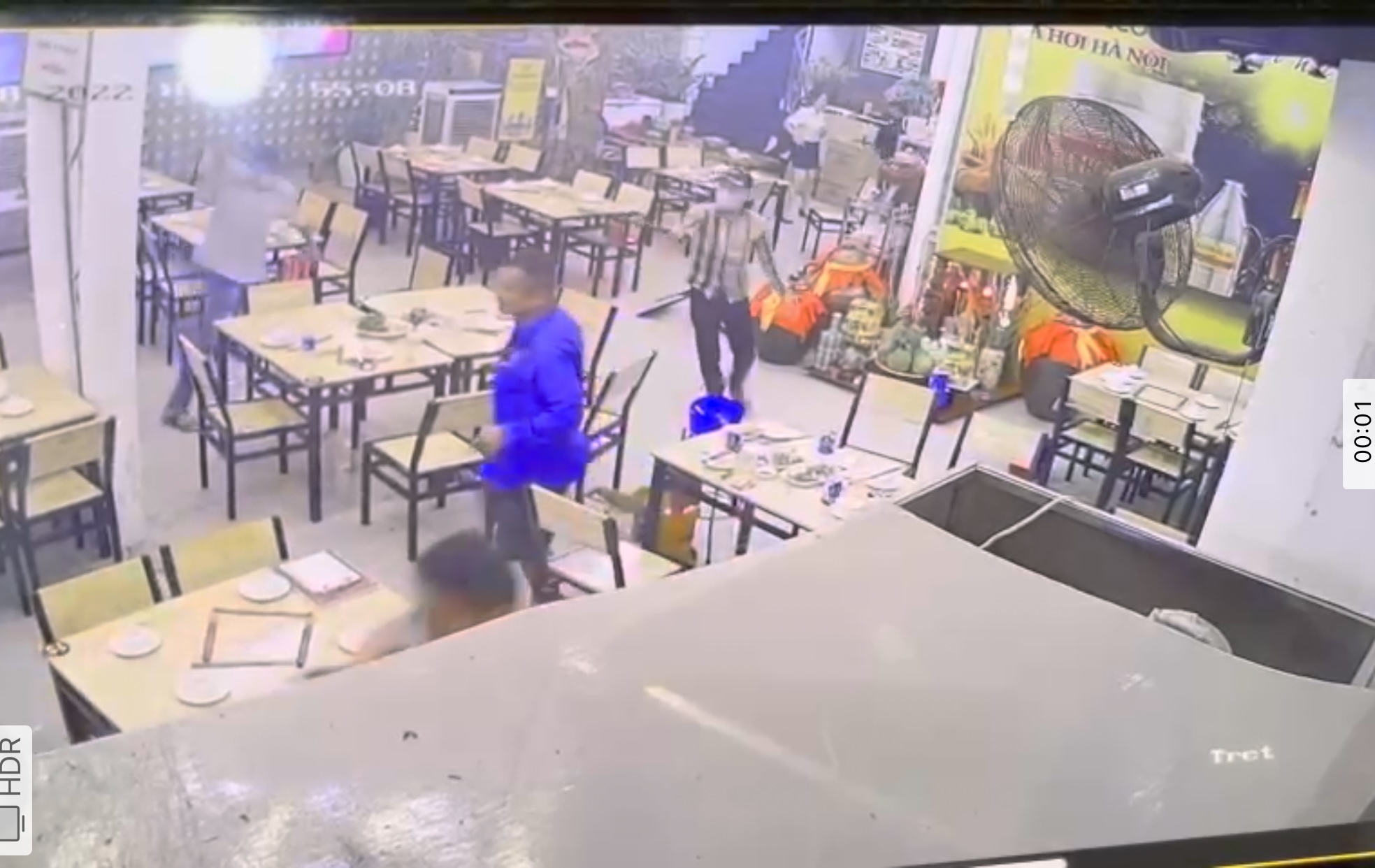 CLIP: H&agrave;ng chục c&ocirc;n đồ cầm m&atilde; tấu lao v&agrave;o qu&aacute;n nhậu ở quận 7 - Ảnh 1.