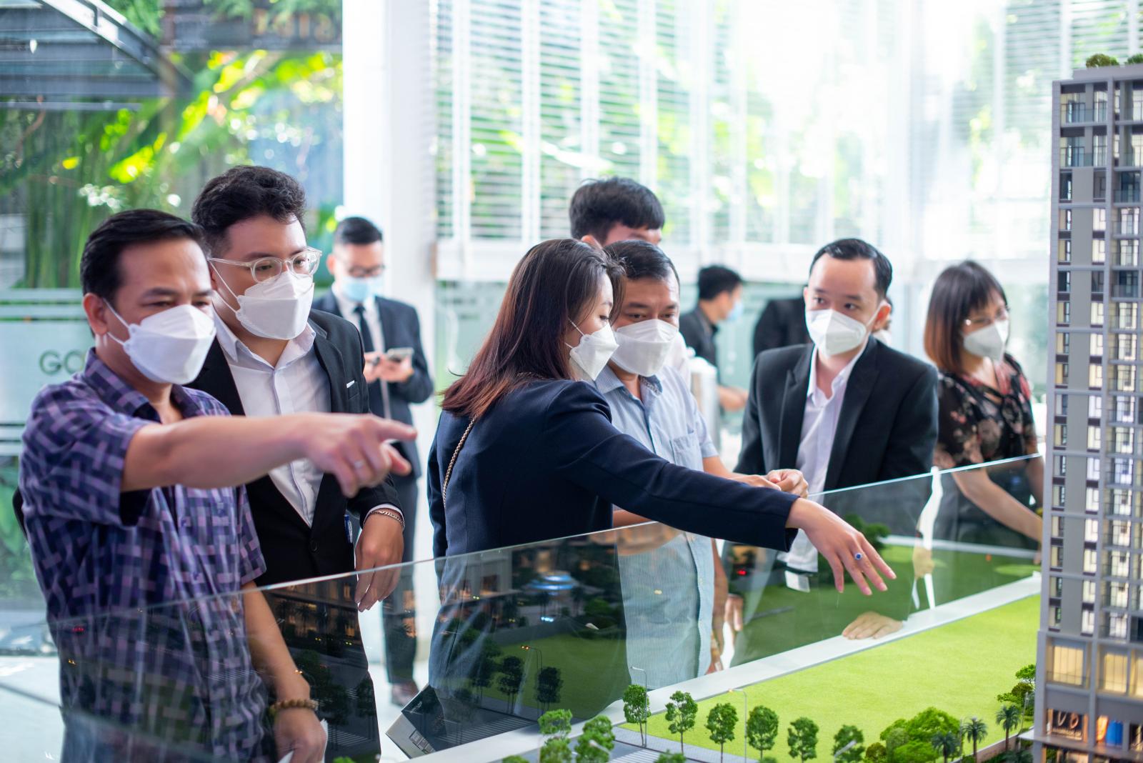 Môi giới bất động sản cầm cự thời khó