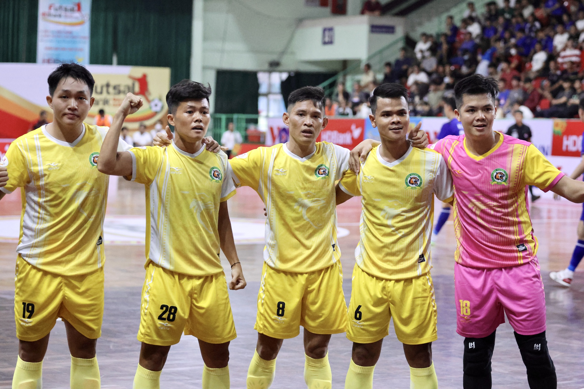 CLB Th&aacute;i Sơn Nam tiếp tục trở th&agrave;nh cựu vương giải futsal quốc nội - Ảnh 7.