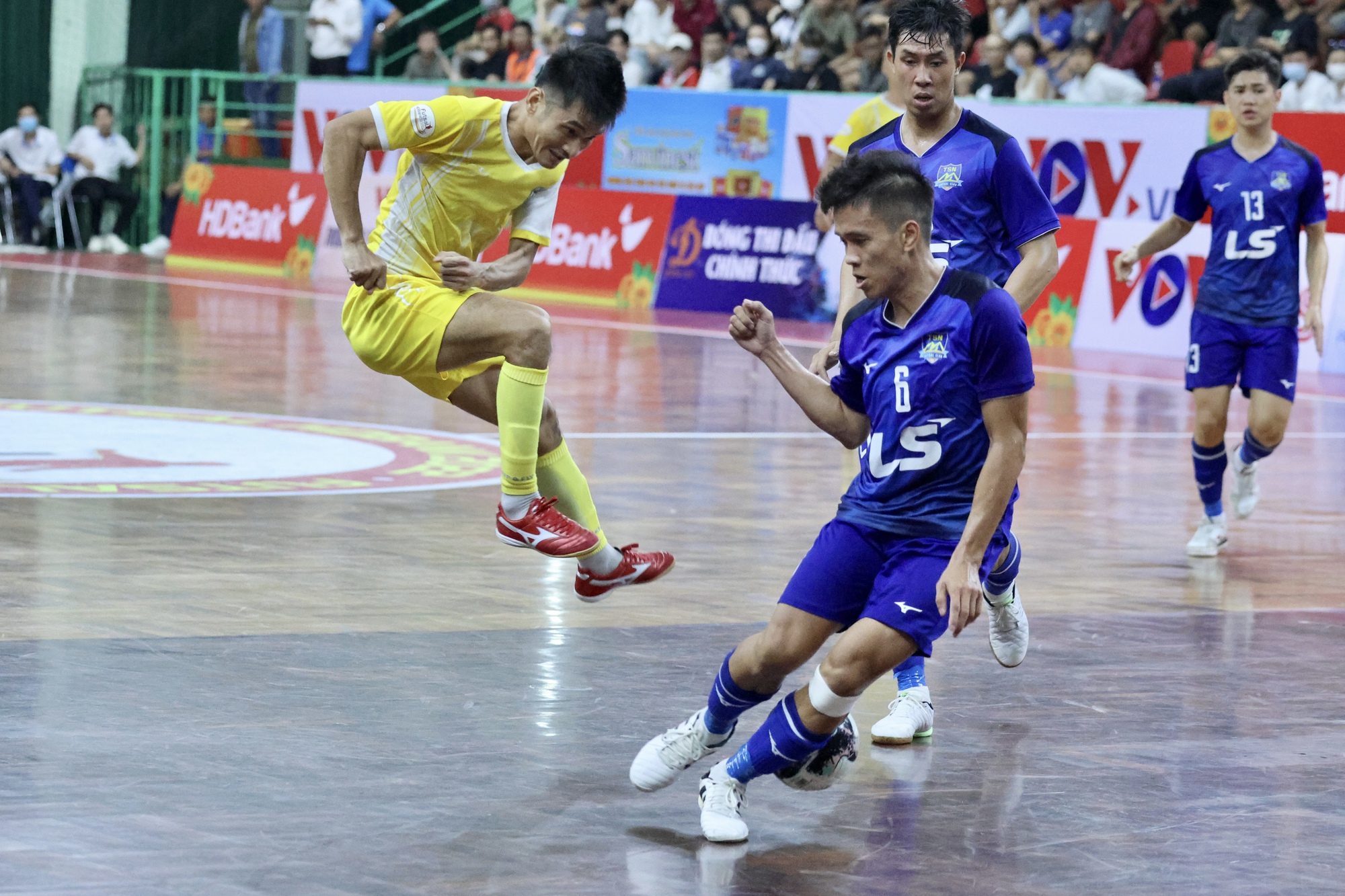 CLB Th&aacute;i Sơn Nam tiếp tục trở th&agrave;nh cựu vương giải futsal quốc nội - Ảnh 1.