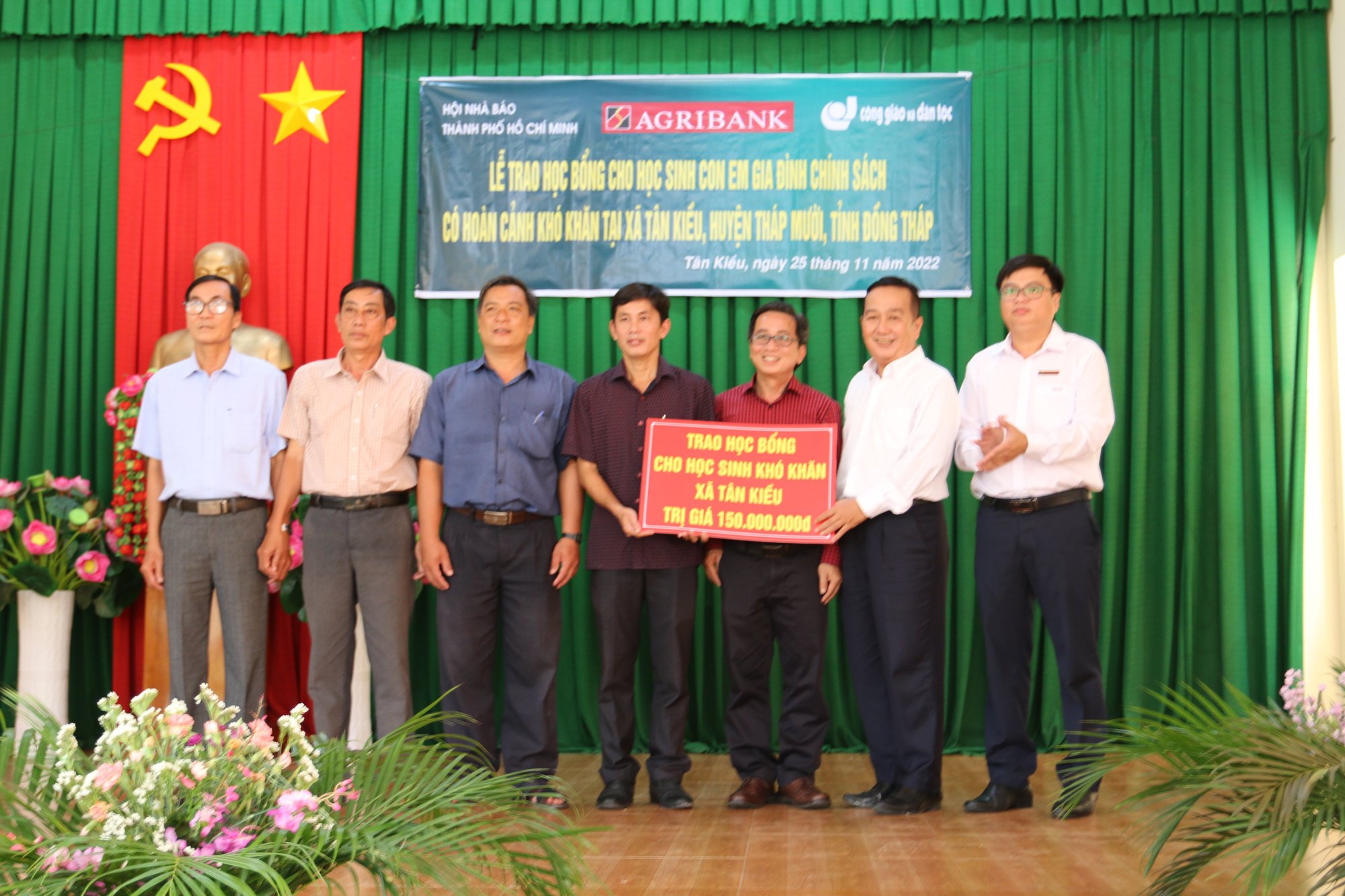 Học bổng Agribank được trao cho học sinh có hoàn cảnh khó khăn ở Tháp Mười