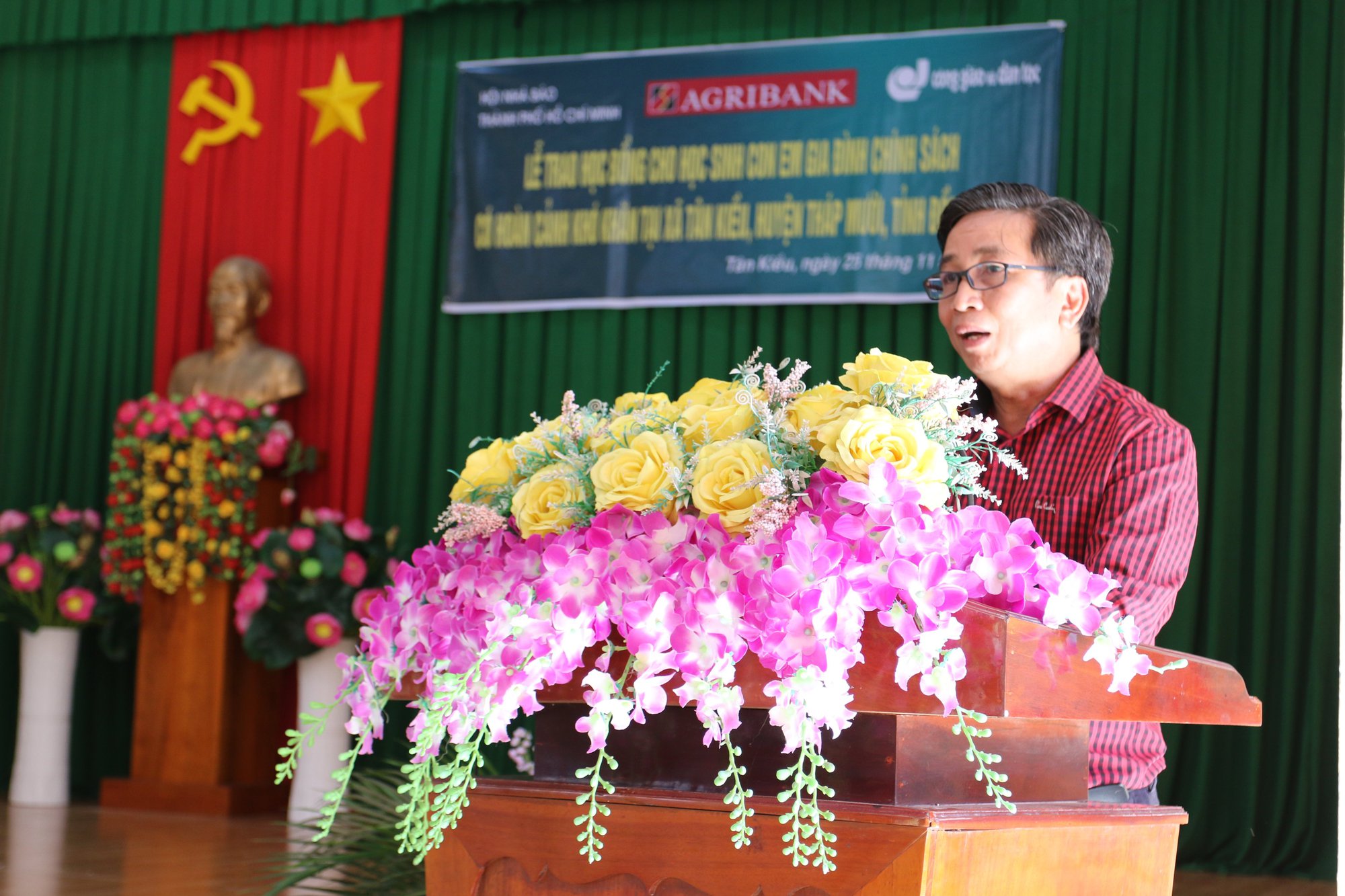 Học bổng Agribank được trao cho học sinh có hoàn cảnh khó khăn ở Tháp Mười - Ảnh 1.