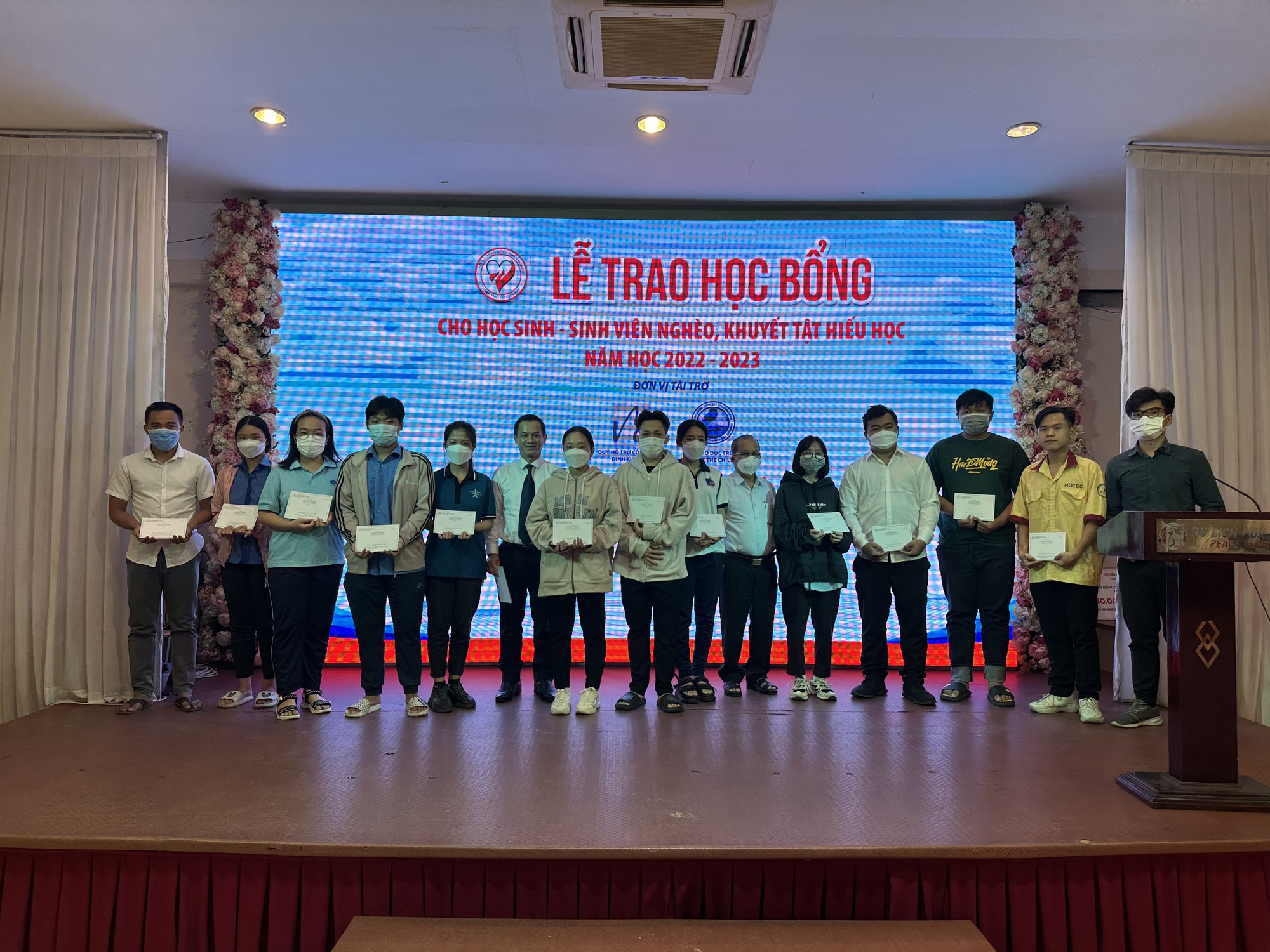 Trao học bổng cho 613 học sinh, sinh viên của 10 tỉnh thành - Ảnh 1.