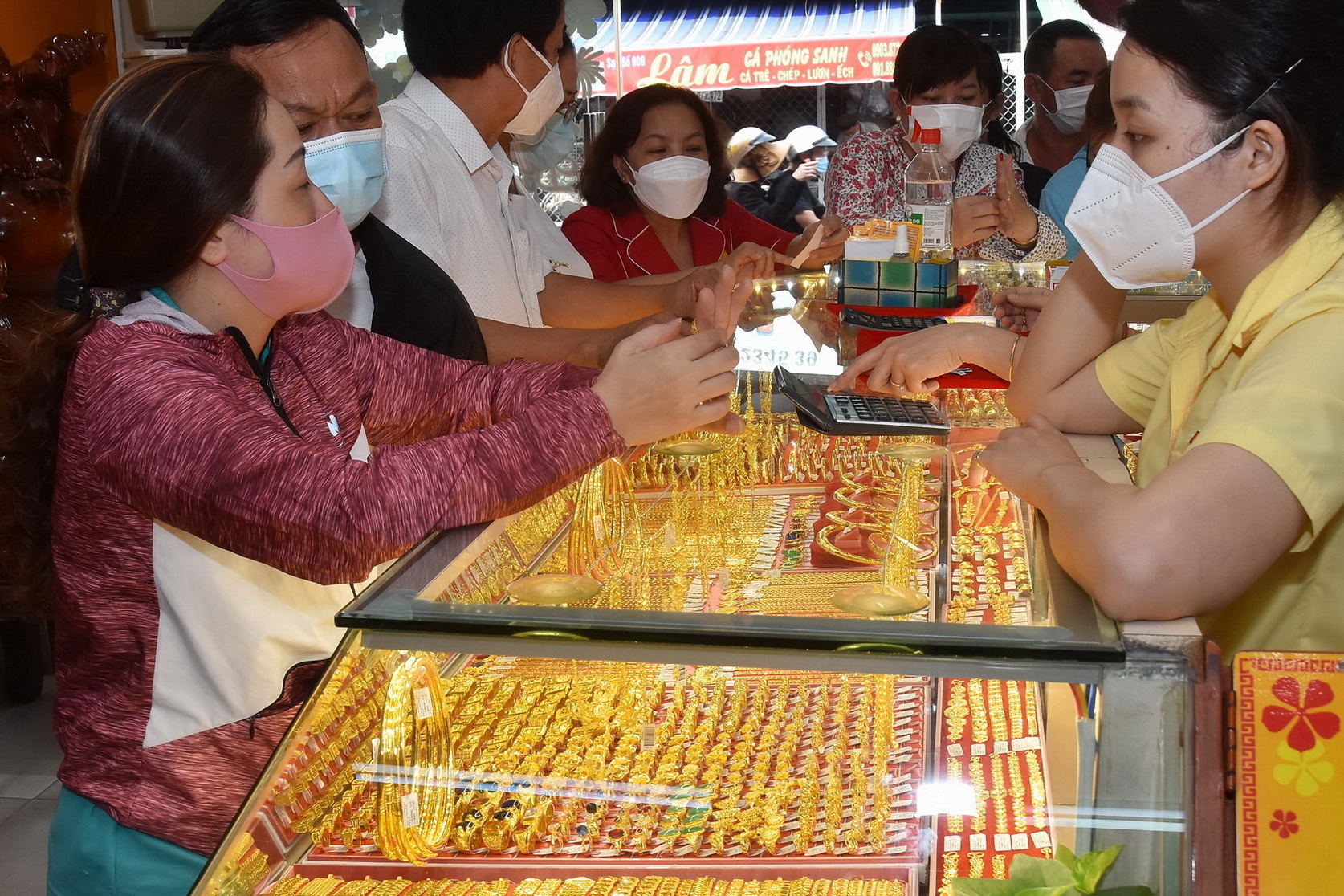 Giá vàng hôm nay 3-11: Vàng thế giới rơi thẳng đứng, trong nước giảm nhỏ giọt