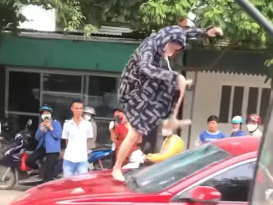Người phụ nữ "tung cước" đạp vỡ kính ôtô, cắn đứt tai cô gái bị khởi tố