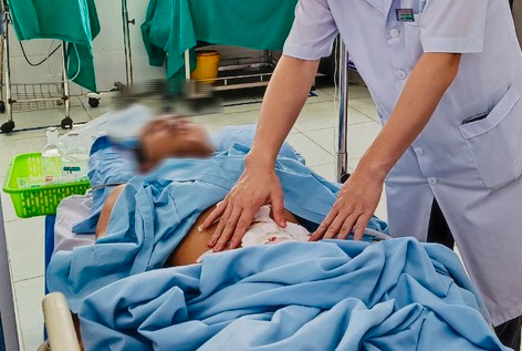 Lưỡi cưa gãy văng vào bụng người đàn ông đang xẻ đá