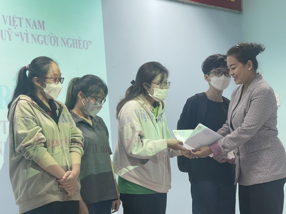VWS tiếp sức cho học sinh, sinh viên nghèo hiếu học
