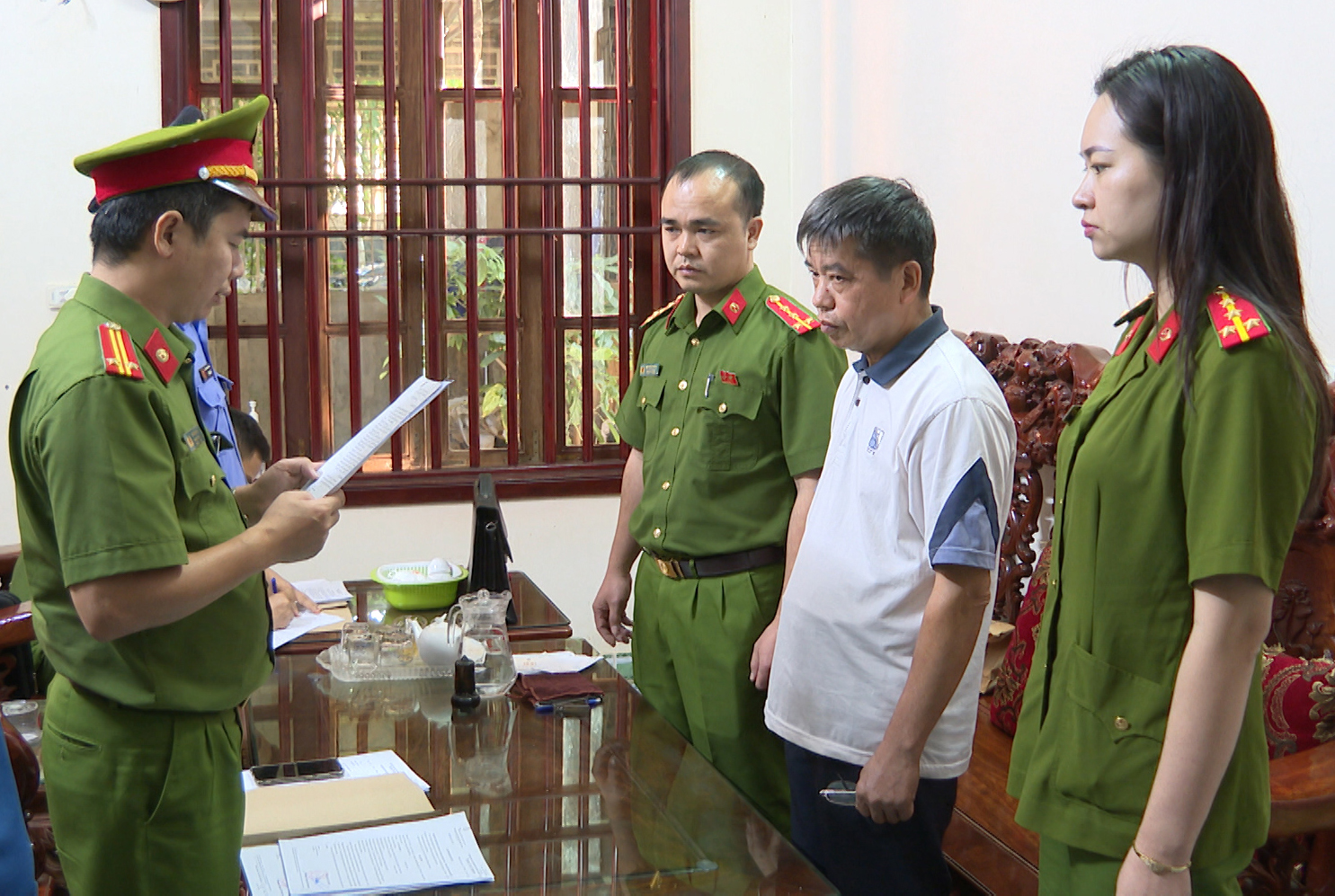 Bắt nguy&ecirc;n trưởng ph&ograve;ng T&agrave;i nguy&ecirc;n v&agrave; M&ocirc;i trường một huyện - Ảnh 1.