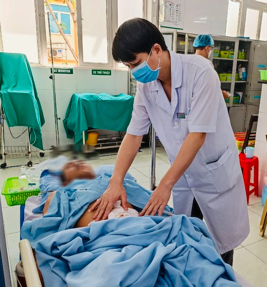 Lưỡi cưa g&atilde;y văng v&agrave;o bụng người đ&agrave;n &ocirc;ng đang xẻ đ&aacute; - Ảnh 2.