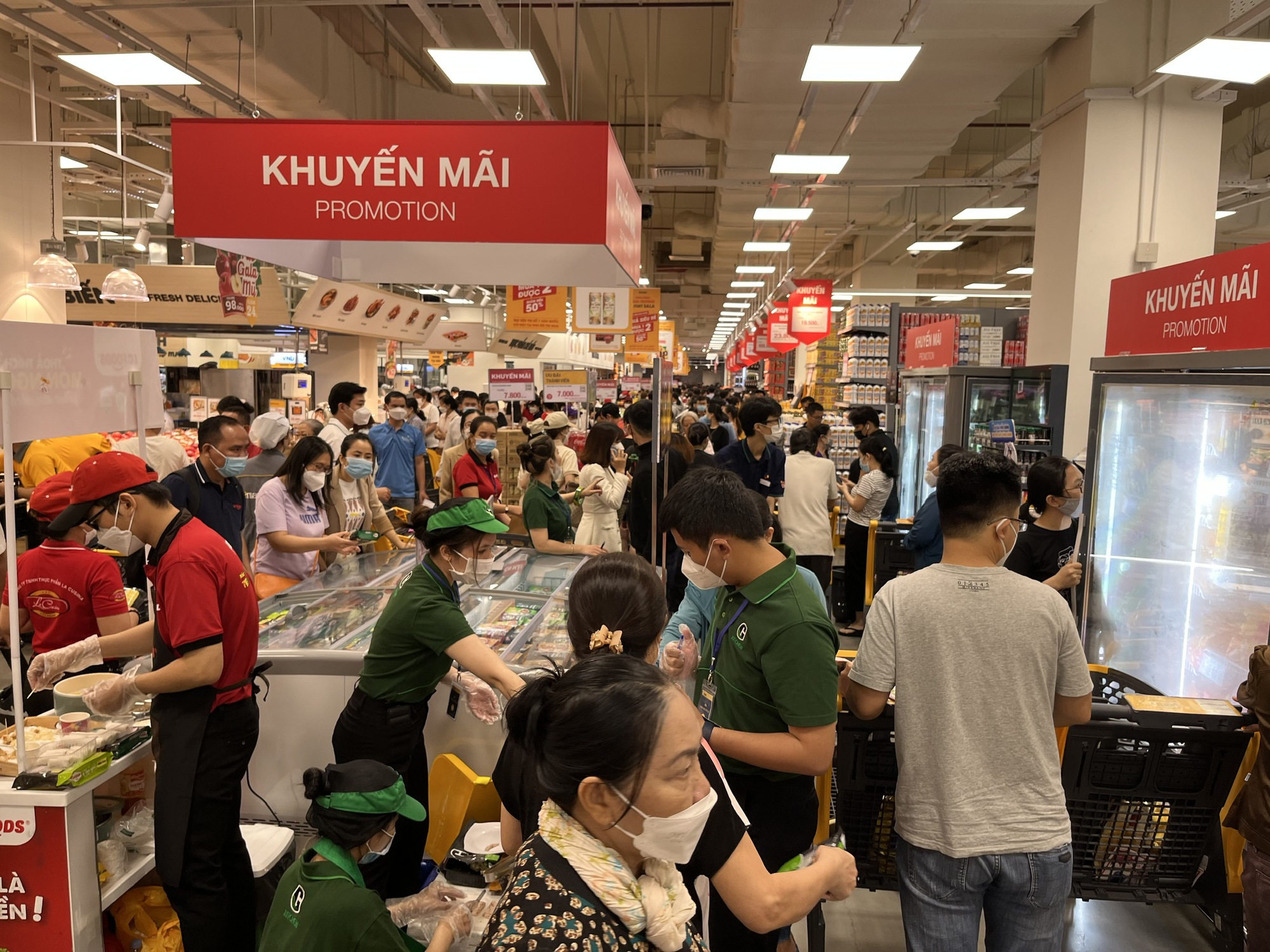Chen nhau mua h&agrave;ng ở đại si&ecirc;u thị Emart Sala - Ảnh 1.