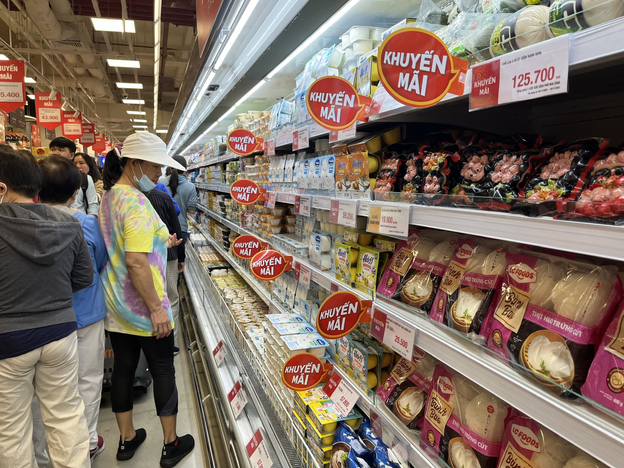 Chen nhau mua h&agrave;ng ở đại si&ecirc;u thị Emart Sala - Ảnh 2.