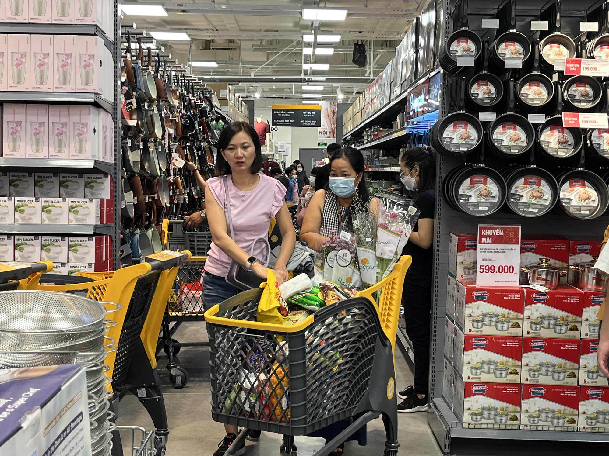 Chen nhau mua h&agrave;ng ở đại si&ecirc;u thị Emart Sala - Ảnh 4.
