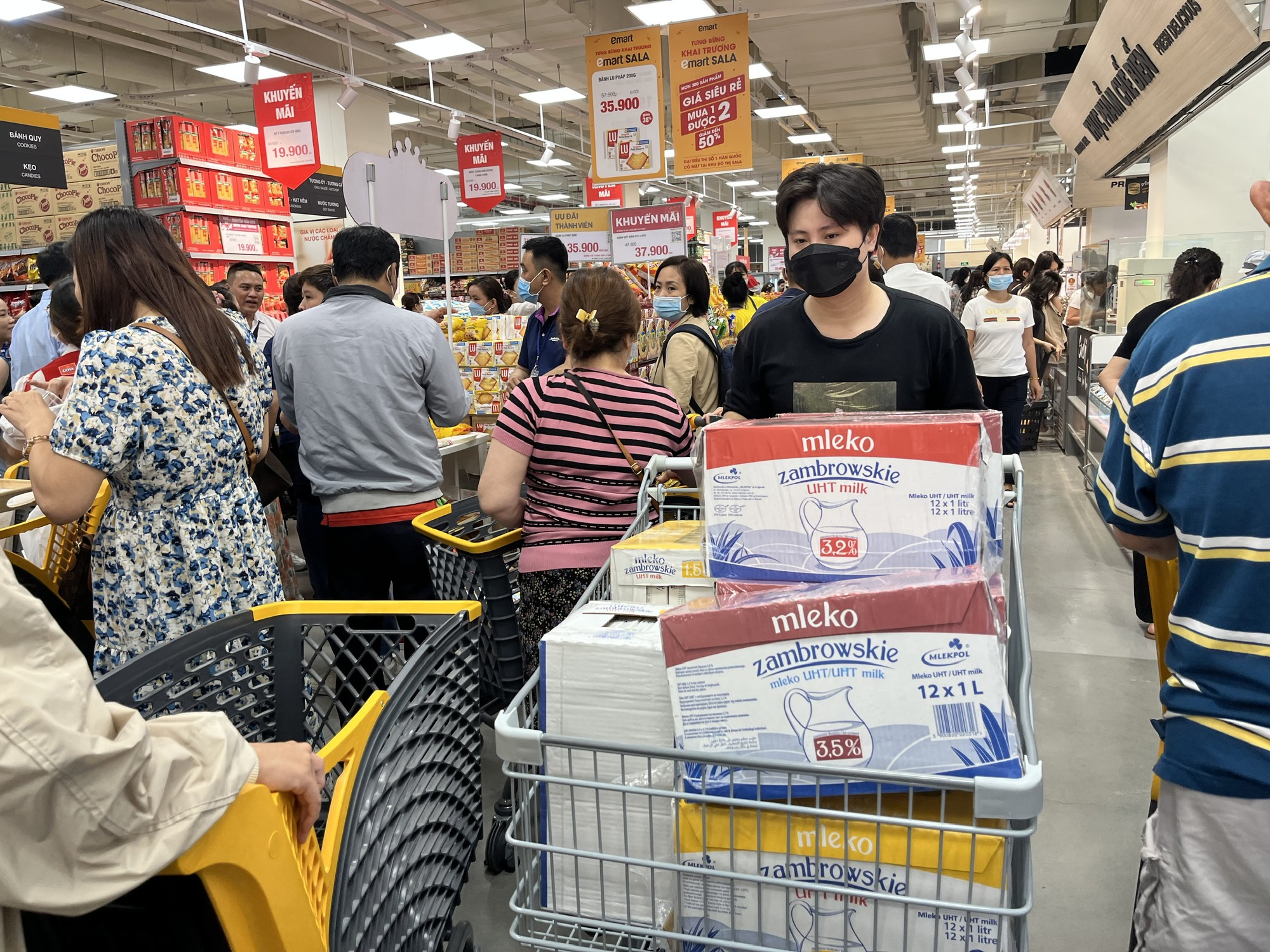 Chen nhau mua hàng ở đại siêu thị Emart Sala