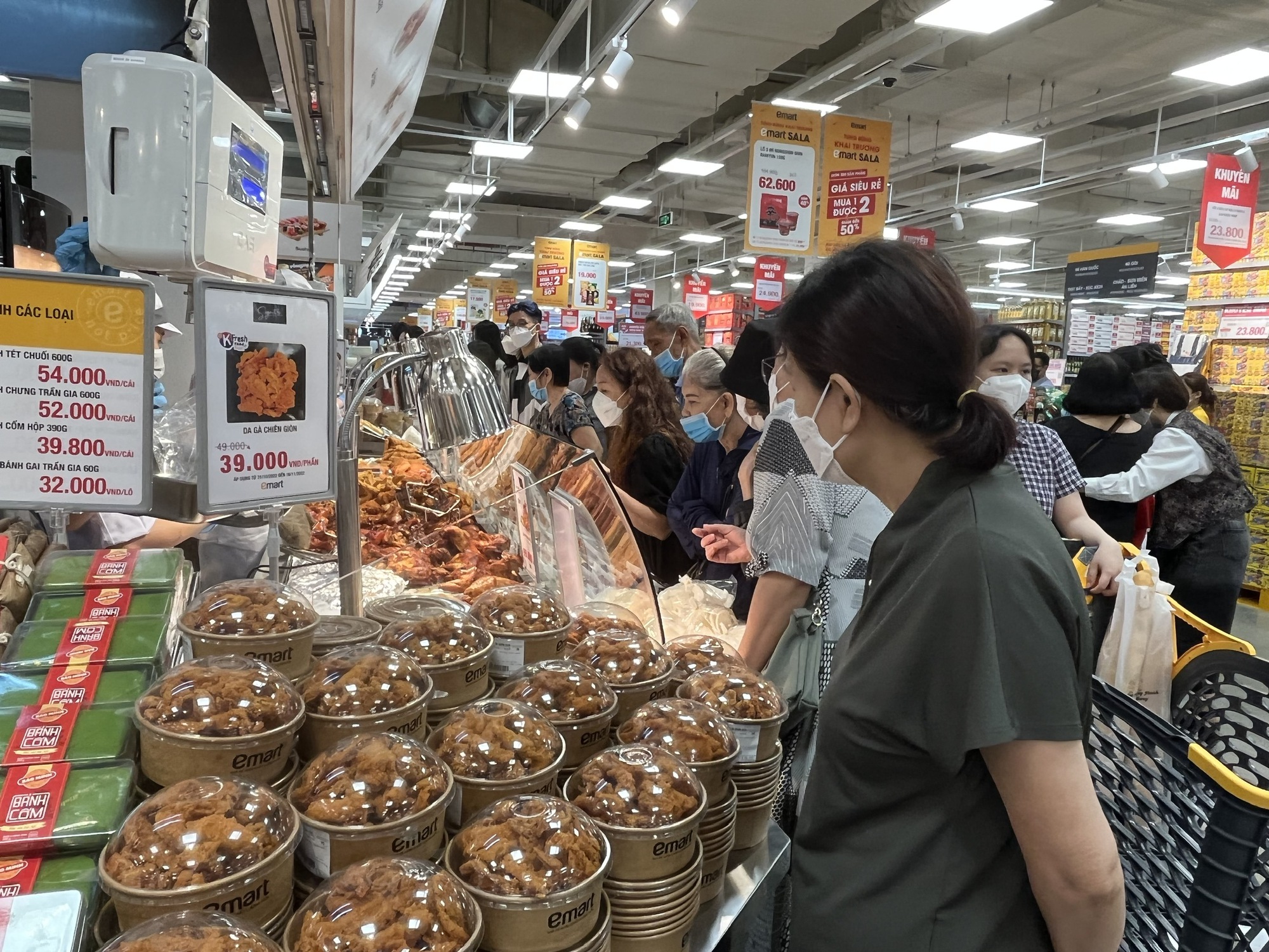 Chen nhau mua h&agrave;ng ở đại si&ecirc;u thị Emart Sala - Ảnh 3.