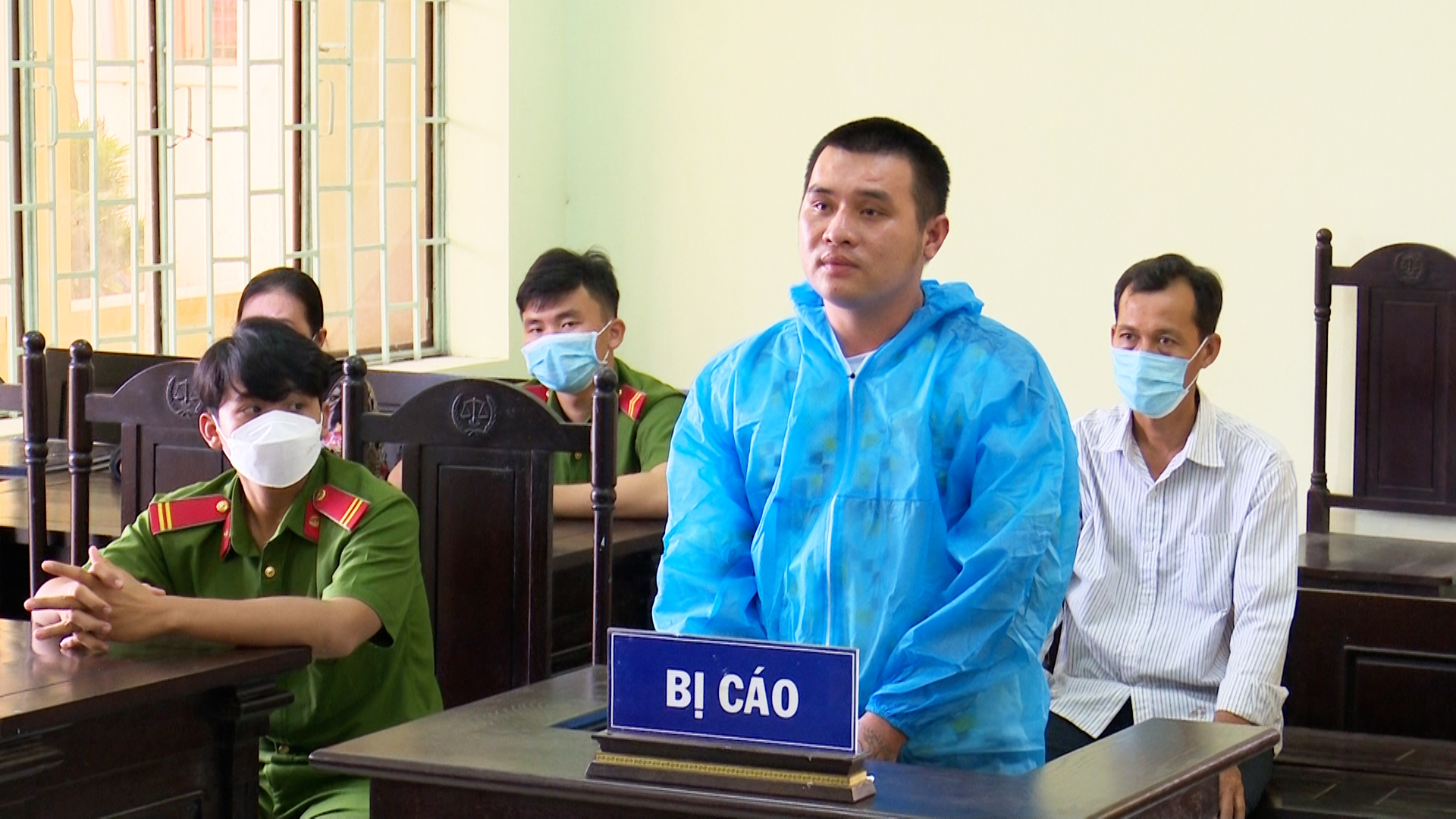 Gã trai đốt xe máy, ném vỡ kính ôtô cứu thương do ảo giác ma túy