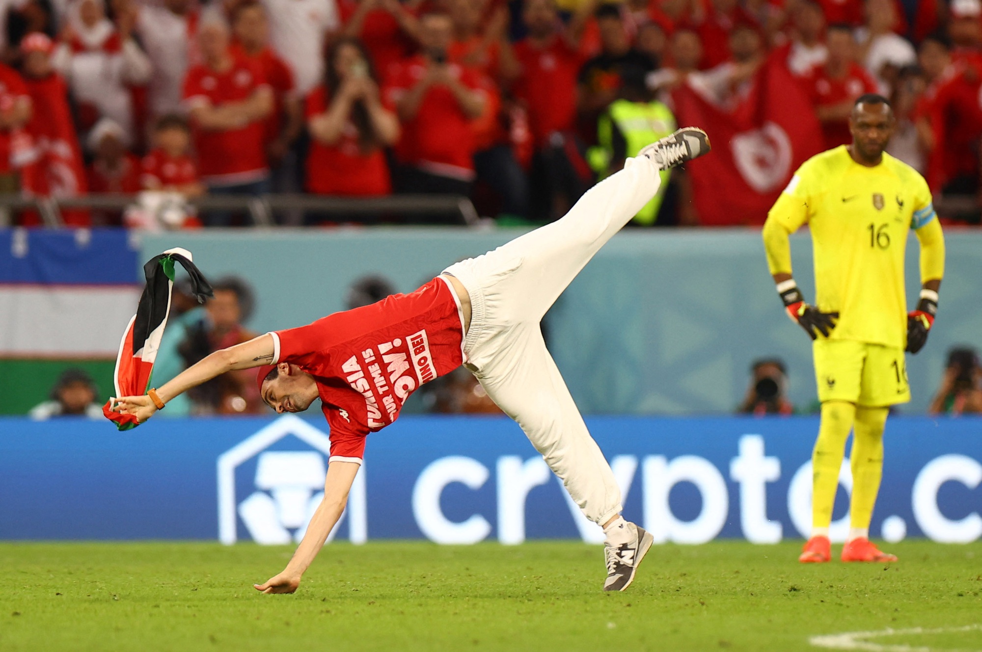 CĐV Tunisia vào sân gây náo loạn trận đấu với tuyển Pháp - Ảnh 10.