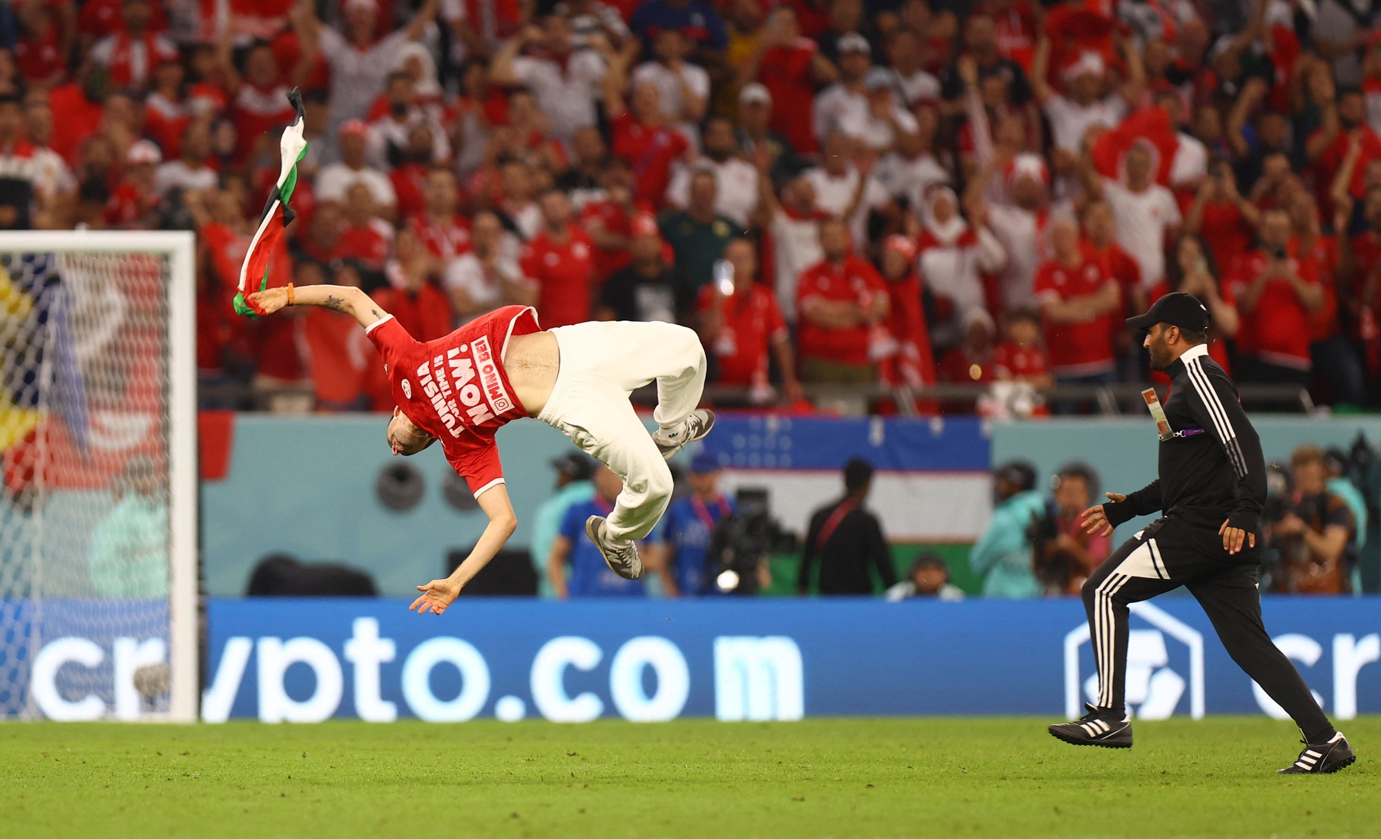 CĐV Tunisia vào sân gây náo loạn trận đấu với tuyển Pháp - Ảnh 7.